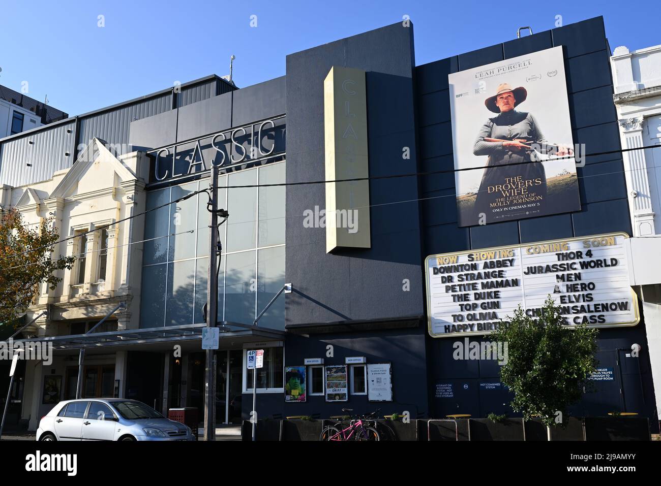 Haupteingang zu den historischen Classic Cinemas, gelegen in der Gordon Street, mit prominenter Beschilderung, die von der Nachmittagssonne beleuchtet wird Stockfoto