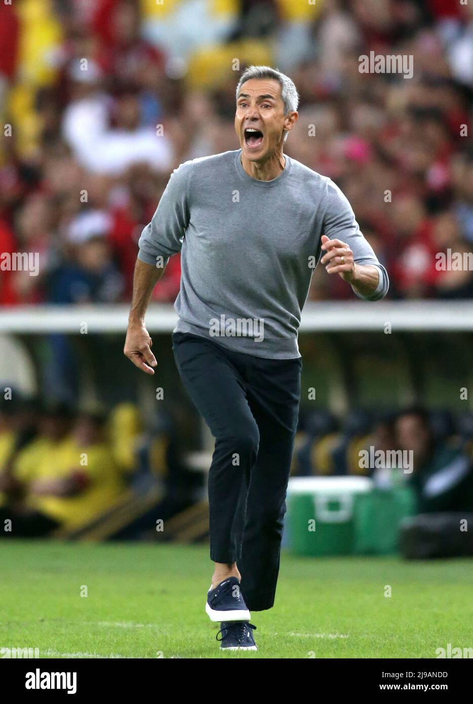 RIO DE JANEIRO, BRASILIEN - 21. MAI: Paulo Sousa Cheftrainer von Flamengo reagiert während des Spiels zwischen Flamengo und Goias im Rahmen der Brasileirao Series A 2022 im Maracana Stadium am 21. Mai 2022 in Rio de Janeiro, Brasilien. (Foto nach MB-Medien) Stockfoto