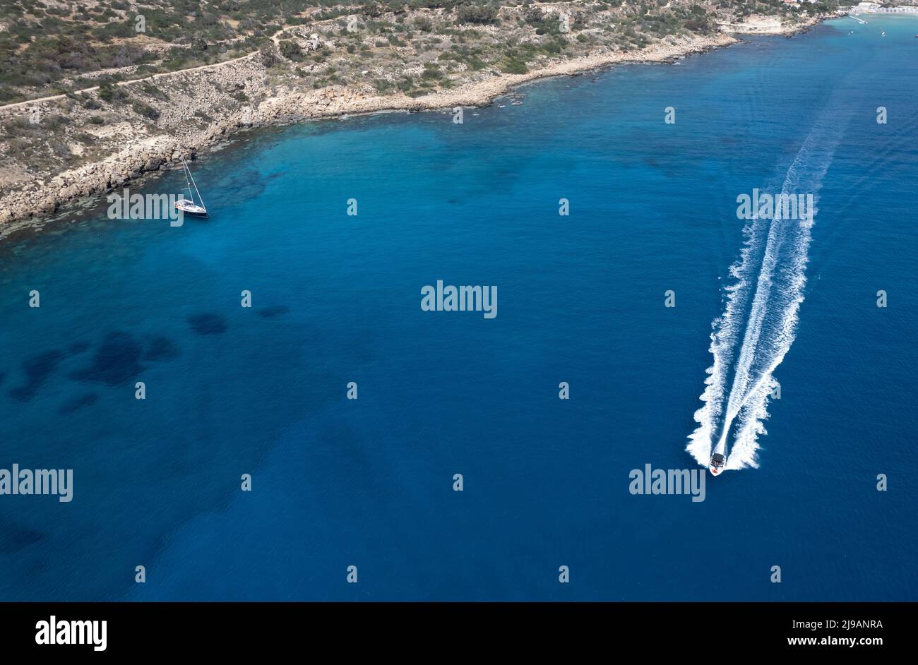 Luftaufnahme des Schnellmotorbootes auf offener See Stockfoto