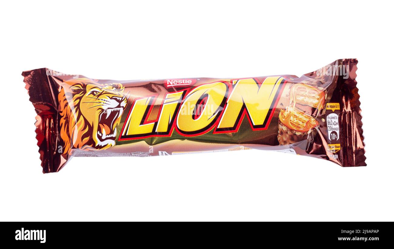 Ukraine, Kiew 15. Februar 2022: Löwenbar auf weißem Hintergrund isoliert. Lion ist eine Schokoladenriegel Konfektion, die von Nestle hergestellt wird. Datei-Conta Stockfoto