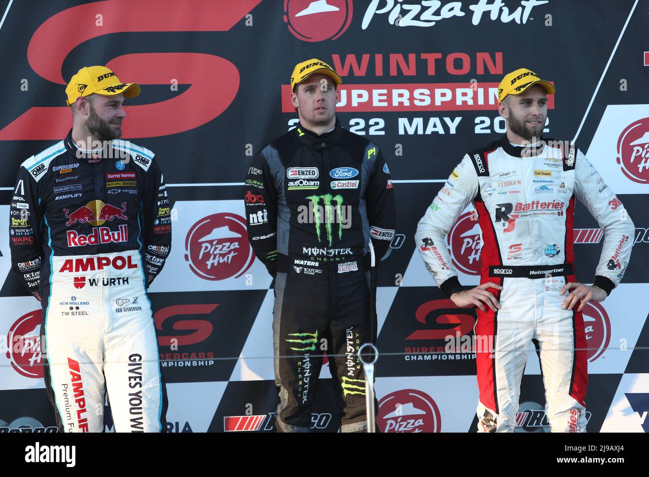 Benalla, Victoria, Australien. 22.. Mai 2022. Repco Australian Supercars Championships-Pizza Hut Winton Supersprint - Podium für Rennen 15 der 2022 Repco Australia Supercars Championship-erster Platz - Cameron Waters (C) Rennen für Monster Energy - zweiter Platz - Shane van Gisbergen Rennen für das Red Bull Ampol Racing Team (L) Dritter Platz - Andre Heimgartner (R) Racing for Brad Jones Racing - Bildquelle: brett keating/Alamy Live News Stockfoto