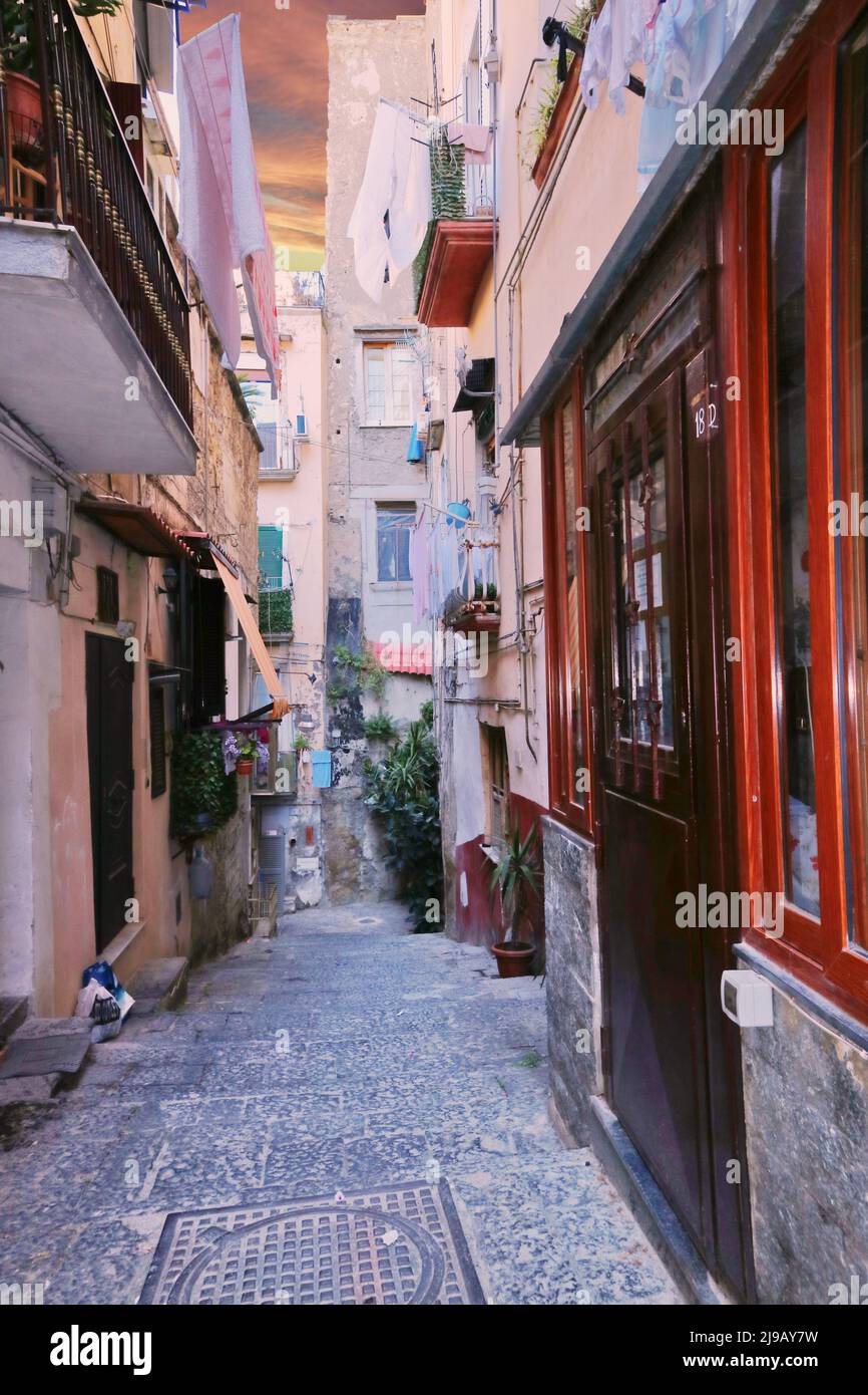 Eine Straße in einem beliebten Viertel in der Altstadt von Neapel in Italien. Stockfoto