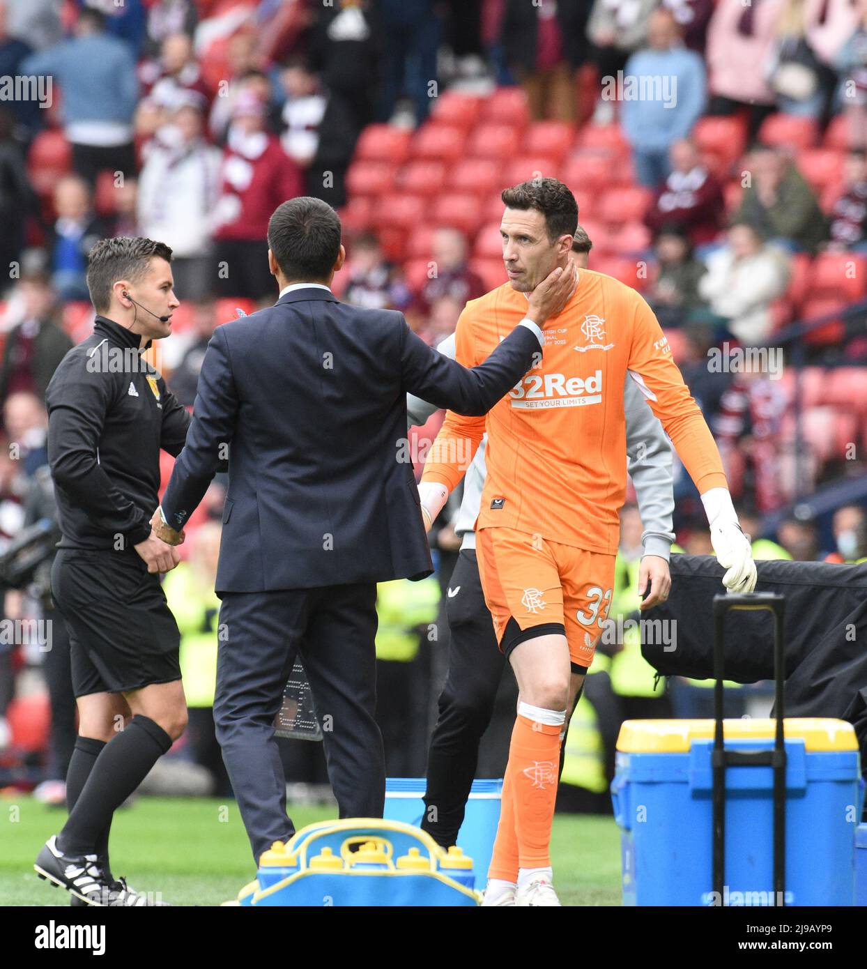 Hampden Park.Glasgow.Schottland, Großbritannien. 21.. Mai 2022. Rangers vs Heart of Midlothian. Scottish Cup Final 2022 Rangers vs Hearts. Giovanni van Bronckhorst, Manager des Rangers FC mit Jon McLaughlin (#33), der in den letzten Minuten für Allan McGregor Platz machte.Quelle: eric mccowat/Alamy Live News Stockfoto