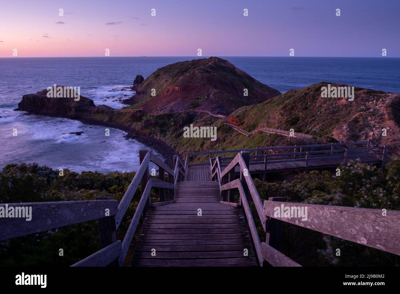 Cape Schanck Promenade schlängelt sich bei Sonnenaufgang aus dem Meer Stockfoto