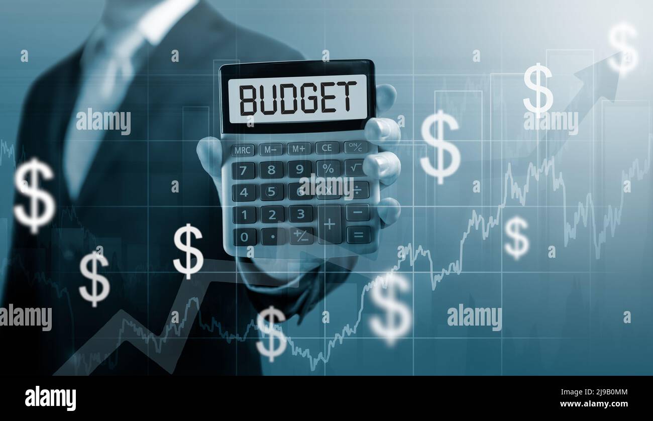 Budget Text auf Rechner. Budget erhöhen. Analyse Grafik Unternehmen Finanzbudget Bericht und Kosten Arbeit Fortschritt und Planung für die Zukunft. Geschäftsmann Stockfoto