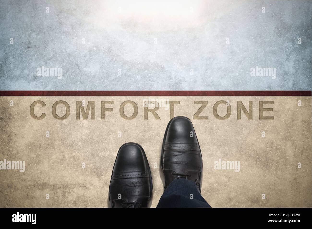 Comfort Zone Concept, Herren mit Lederschuhen über ein Wort mit Linie auf Betonboden, Ansicht von oben. Verlassen Sie Ihre Komfortzone und erhalten Sie Zugang zum oppo Stockfoto