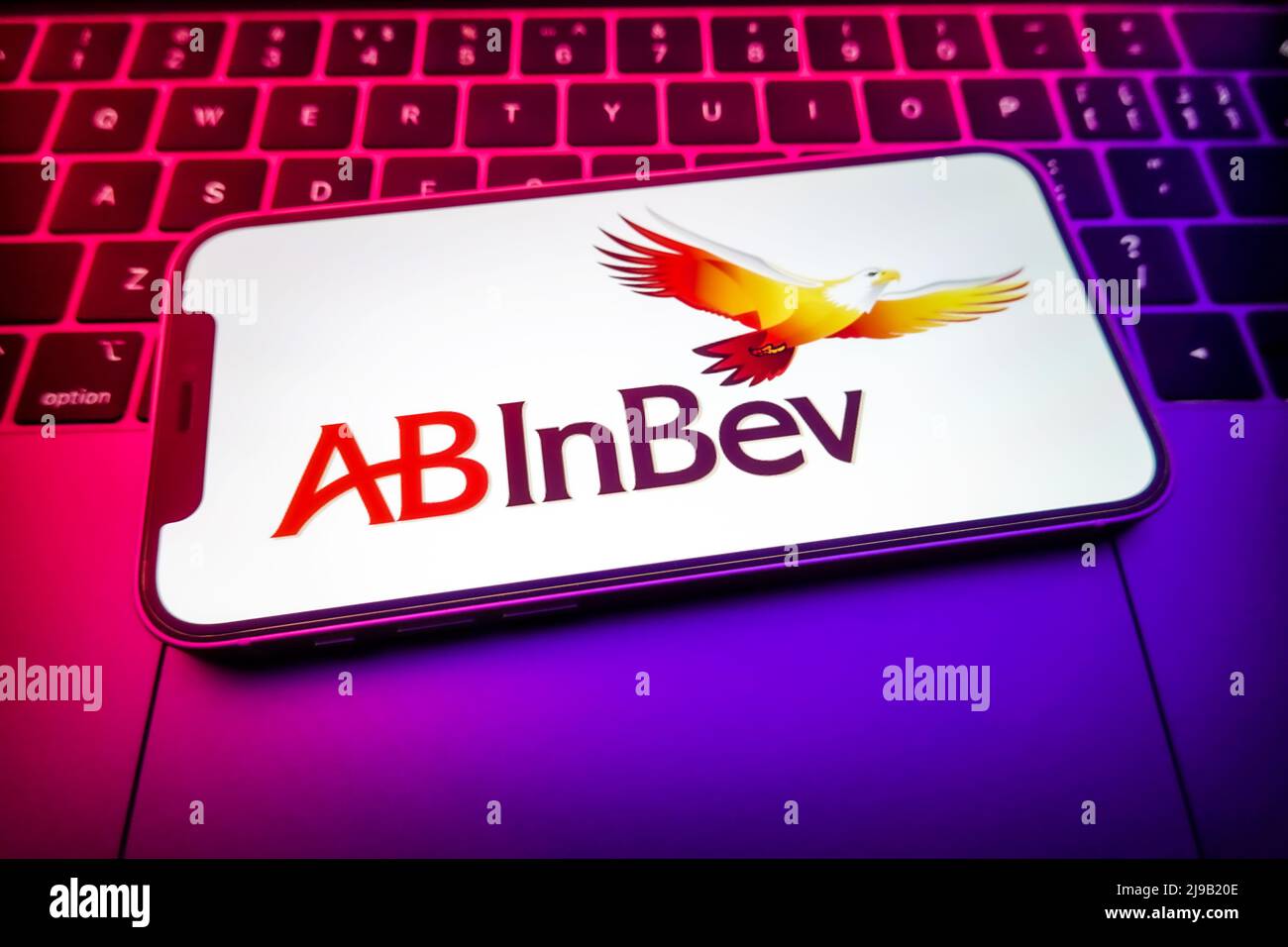 In dieser Abbildung wird ein Anheuser-Busch InBev-Logo auf einem Smartphone angezeigt. Stockfoto