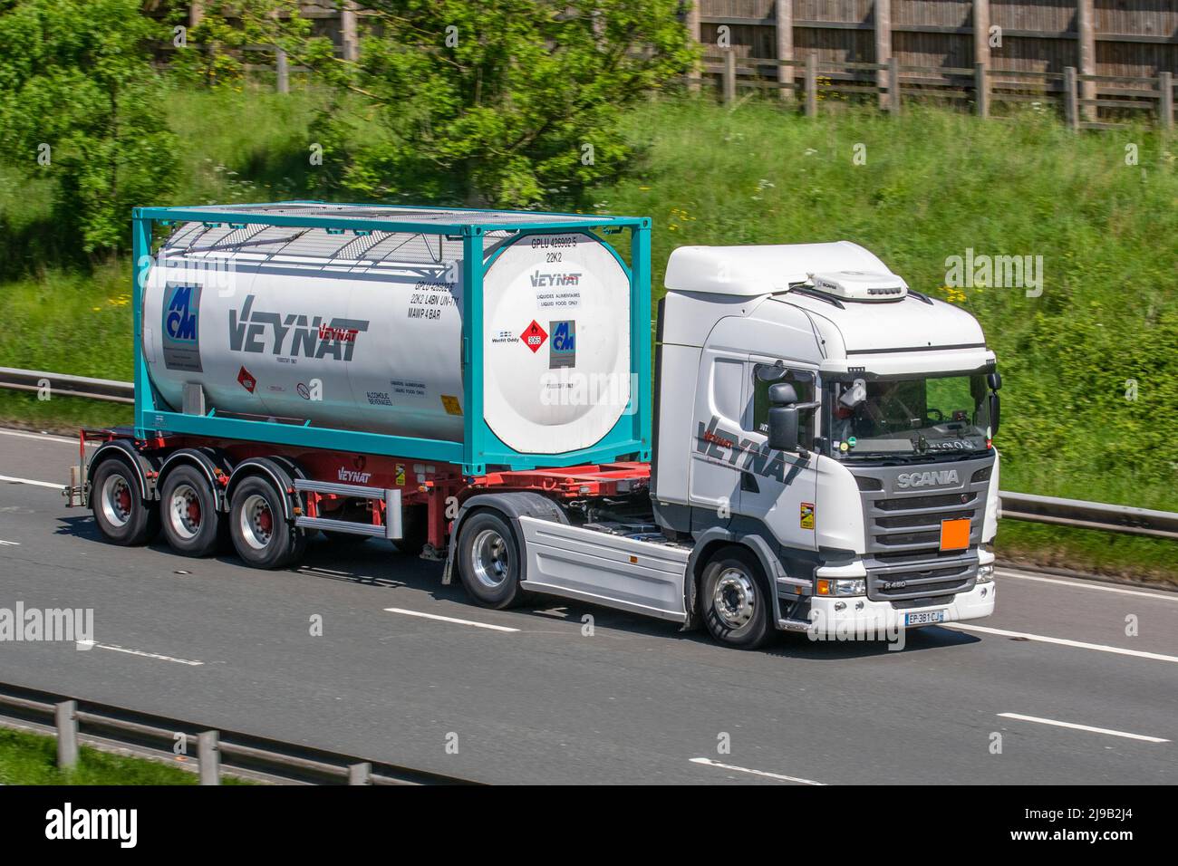 Scania R450 VEYNAT MCM French Liquid Foods TANKER. Französischer Marktführer im Transport von flüssigen Lebensmitteln auf der britischen Autobahn M61; Stockfoto