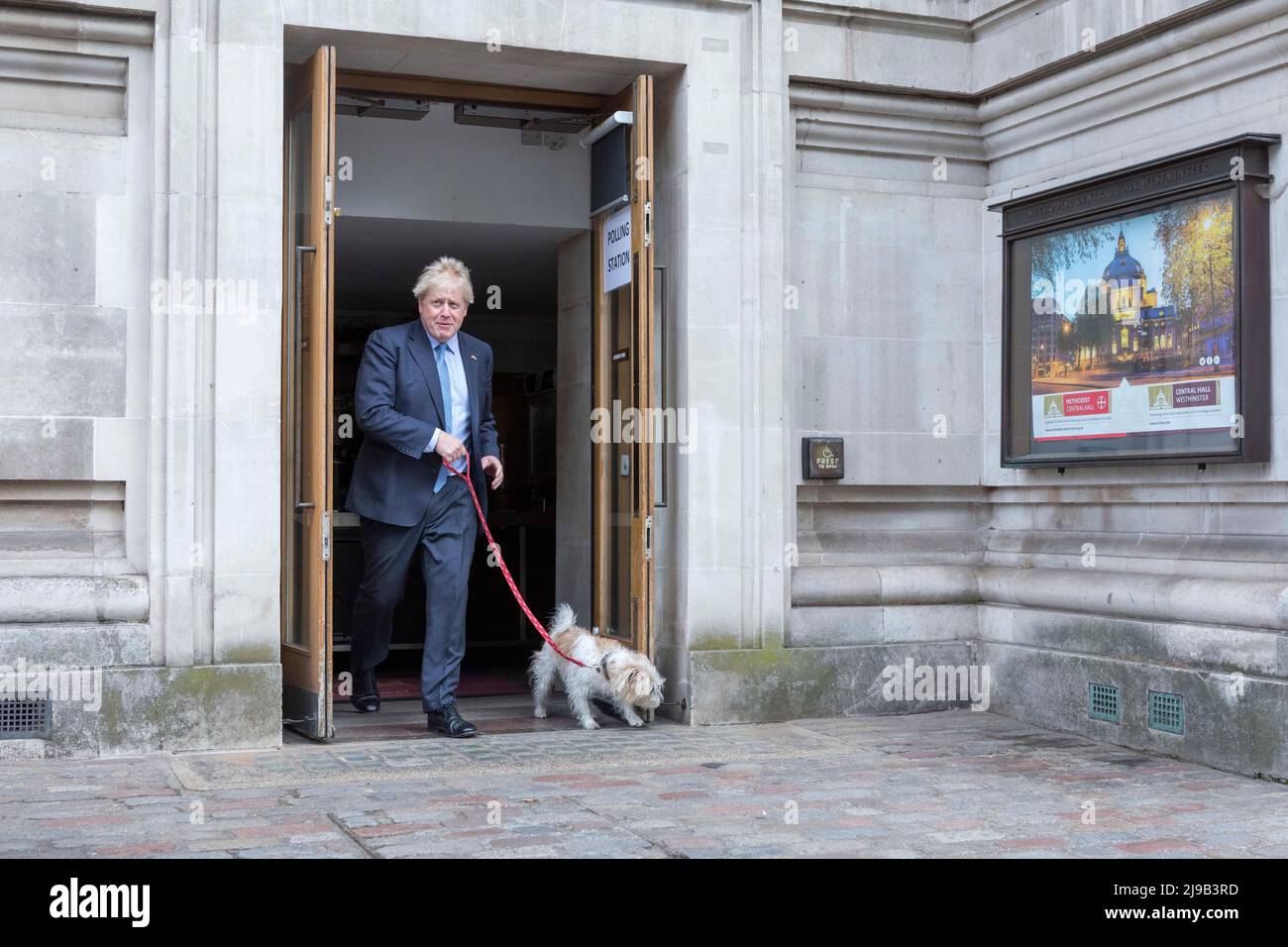 Der britische Premierminister Boris Johnson stimmt am Tag der Kommunalwahlen in der methodistischen Central Hall Westminster ab. Bild aufgenommen am 5.. Mai 2022. © Be Stockfoto