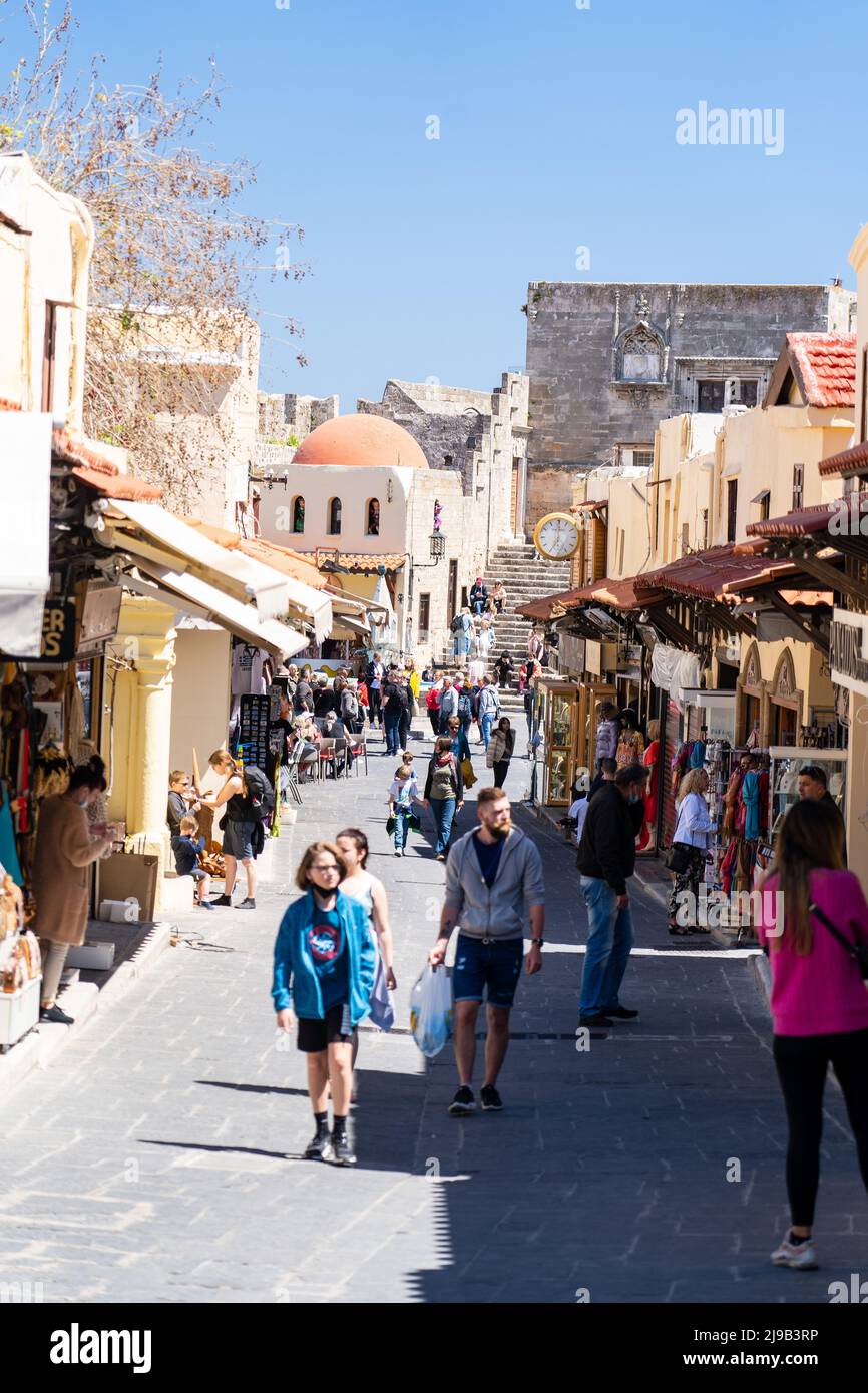 11.04.2022 Rhodos, Griechenland Blick auf den Markt in der Altstadt von Mandraki . Stockfoto