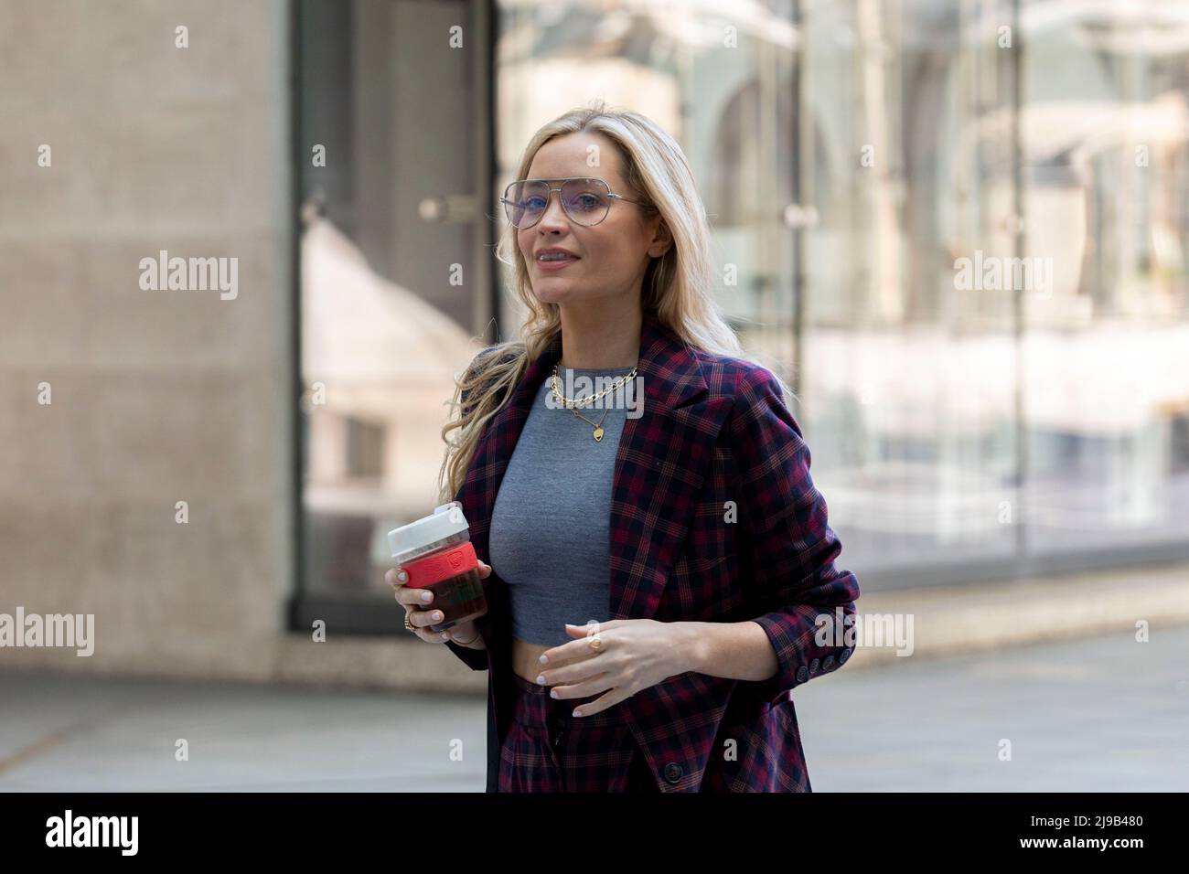 Laura Whitmore, die irische Model, Fernseh- und Radiomoderatorin und Schauspielerin, kommt an einem Sonntagmorgen im BBC Broadcasting House am Langham Place an. Bild Stockfoto