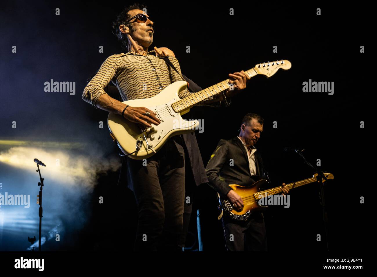 Kopenhagen, Dänemark. 21.. Mai 2022. Die schottische Rockband Simple Minds spielt ein Live-Konzert in den KB Hallen auf dem Frederiksberg, Kopenhagen. Hier ist Gitarrist Gordy Goudie live auf der Bühne zu sehen. (Foto: Gonzales Photo/Alamy Live News Stockfoto