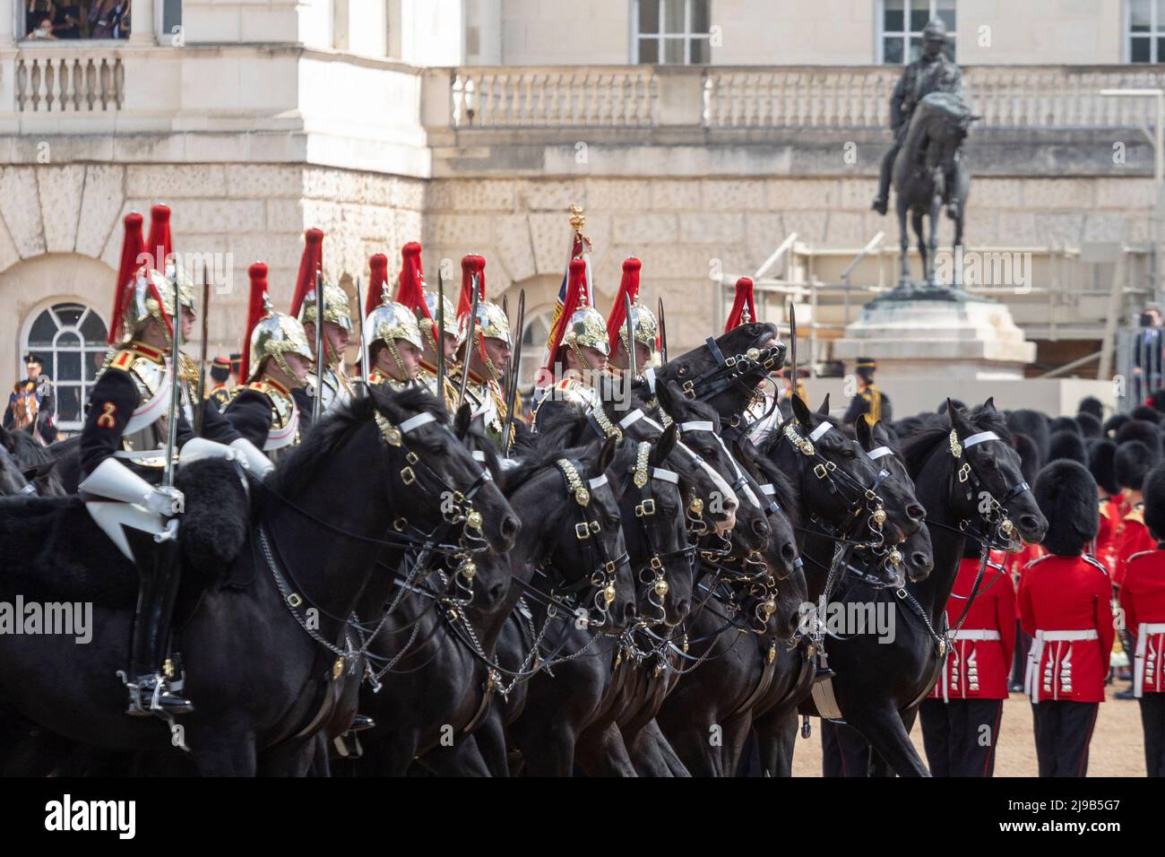 Das „Household Cavalry Mounted Regiment“ (HCMR) marschiert während der Überprüfung des „Trooping the Colour“ durch den Generalmajor vor der Jubilee-Feier der Königin Stockfoto