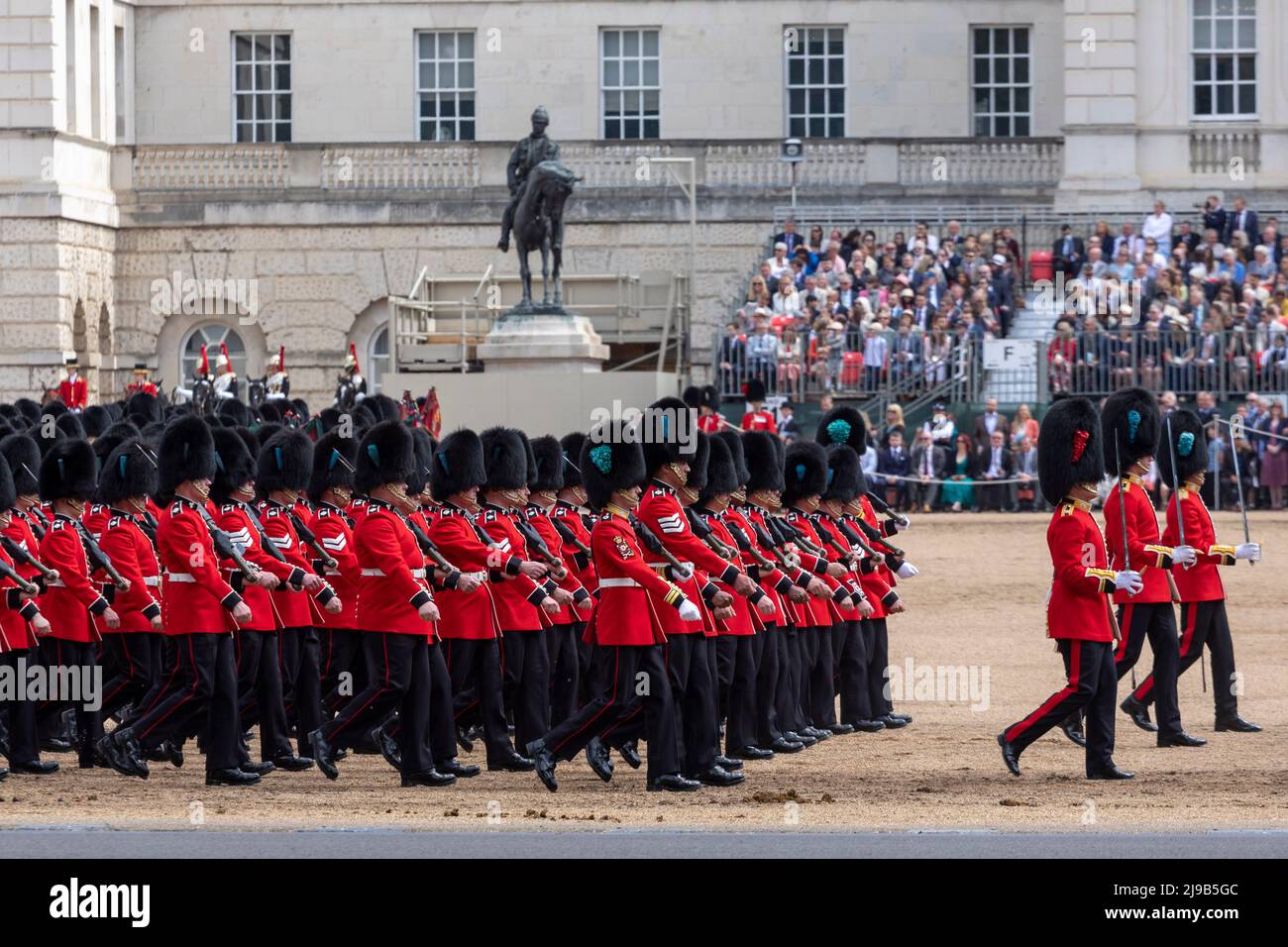 Irish Guards marche während der Überprüfung des Generalmajors über das Trooping der Farbe vor den Jubilee-Feierlichkeiten der Königin. Bild aufgenommen am 21.. Mai 202 Stockfoto