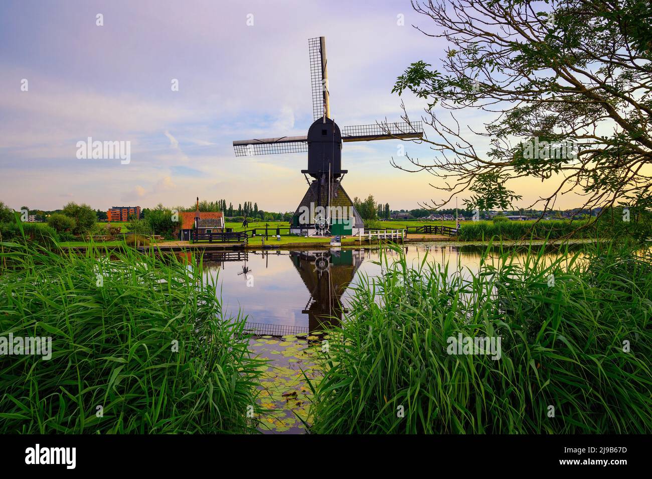 Alte holländische Mühle bei Sonnenuntergang in Kinderdijk, Niederlande Stockfoto