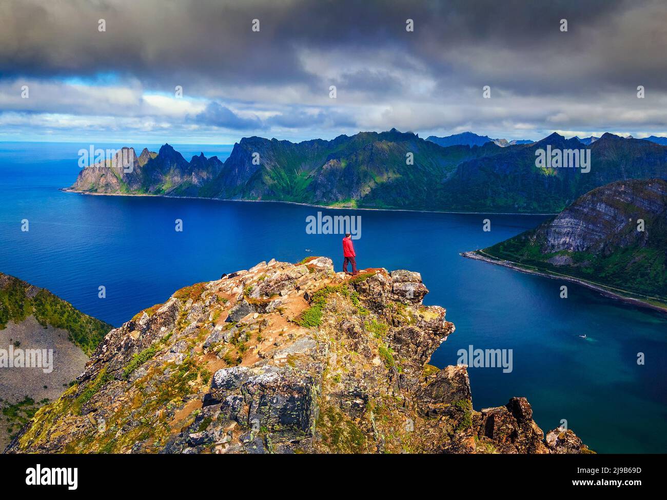 Wanderer auf dem Gipfel des Husfjellet auf der Insel Senja in Norwegen Stockfoto