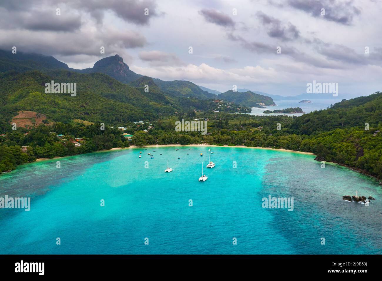 Luftaufnahme der Insel Mahe mit Yachten, Bergen und Indischem Ozean auf den Seychellen Stockfoto