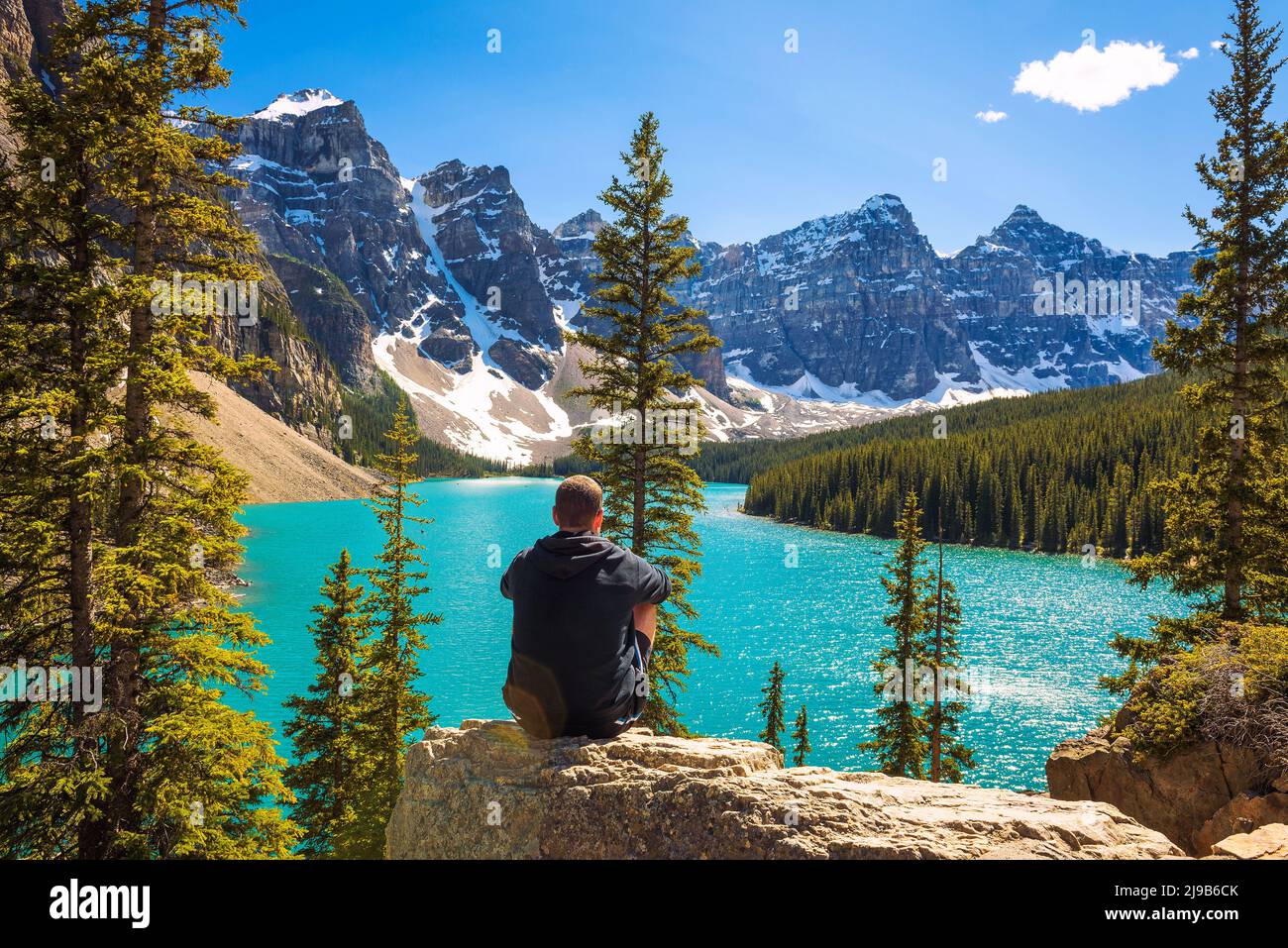 Wanderer genießen den Blick auf den Moraine See im Banff National Park Stockfoto