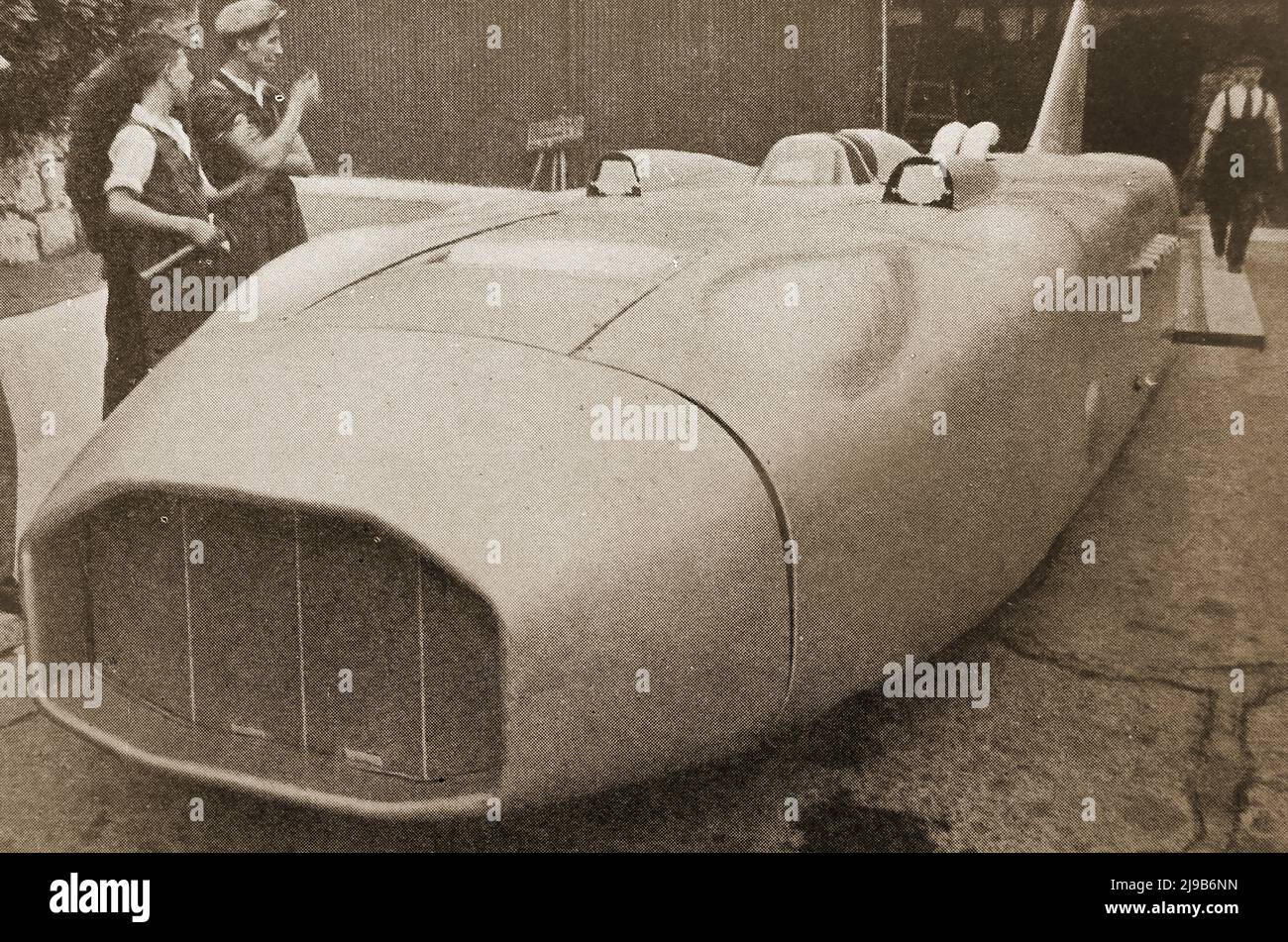 Ein frühes Bild des Weltgeschwindigkeitsrekordes mit Thunderbolt (angetrieben von Captain Eyeston).j Captain George Edward Thomas Eyston MC OBE (1897 – 1979) war ein britischer Ingenieur, Erfinder und Rennfahrer, der zwischen 1937 und 1939 dreimal den Geschwindigkeitsrekord gebrochen hat. Stockfoto