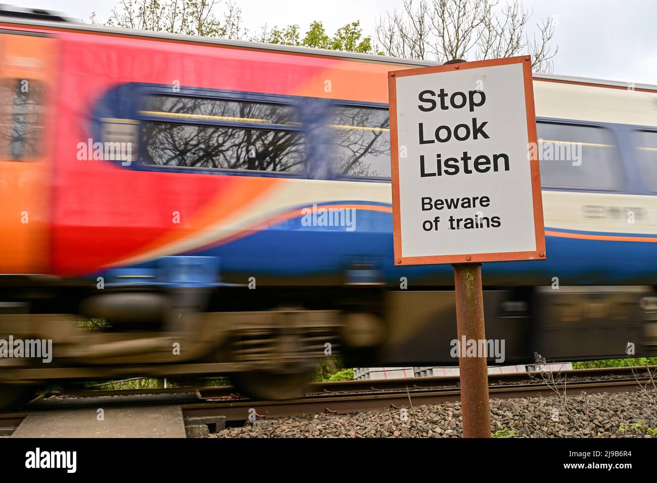 Train Crossing, Stop Look Listen, Hathersage UK Stockfoto