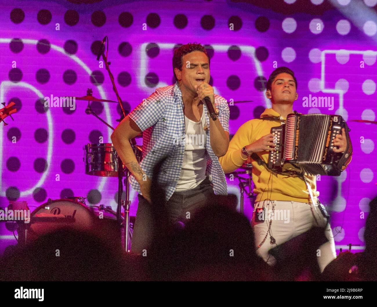 Sunrise, Usa. 21.. Mai 2022. Silvestre Dangond tritt am Samstag, 21. Mai 2022 in Sunrise, Florida, auf der Bühne während des Amor A La Musica auf, das von Uforia in der FLA Live Arena präsentiert wird. Foto von Gary i Rothstein/UPI Credit: UPI/Alamy Live News Stockfoto