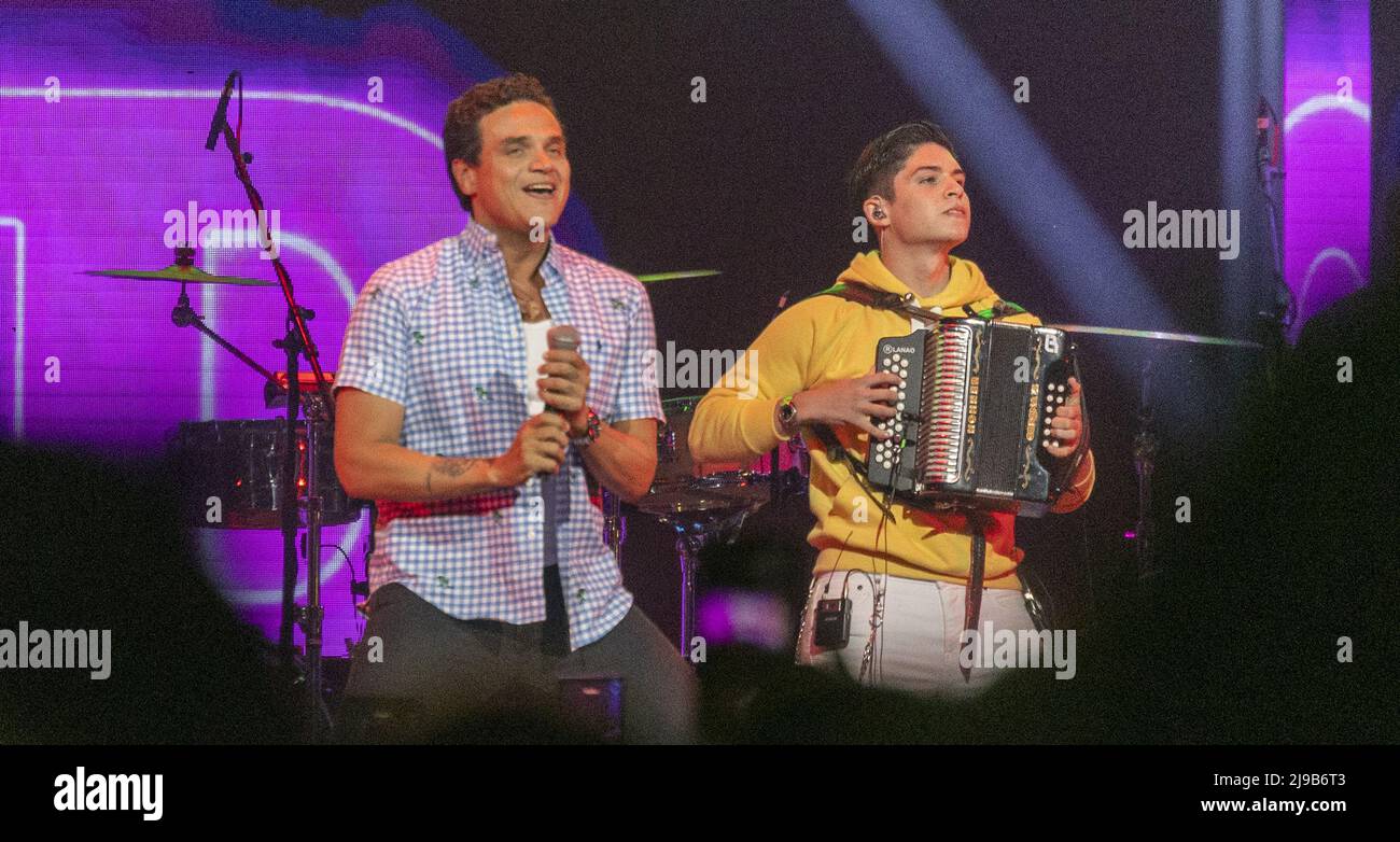 Sunrise, Usa. 21.. Mai 2022. Silvestre Dangond tritt am Samstag, 21. Mai 2022 in Sunrise, Florida, auf der Bühne während des Amor A La Musica auf, das von Uforia in der FLA Live Arena präsentiert wird. Foto von Gary i Rothstein/UPI Credit: UPI/Alamy Live News Stockfoto