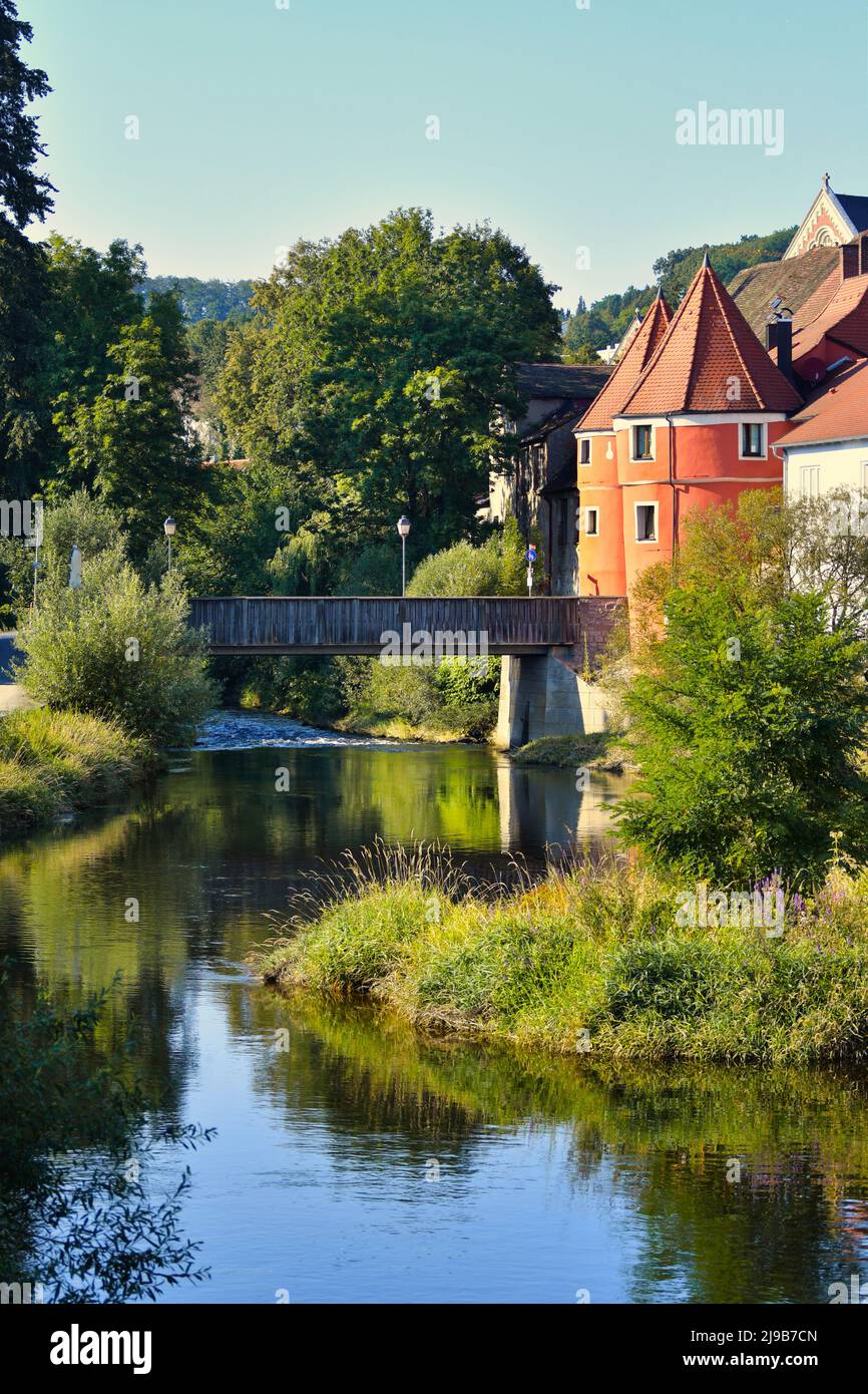 Der farbenfrohe, berühmte Biertor mit der Brücke über den Regen in Cham, einer Stadt in der Oberpfalz, Bayern, Deutschland. Bild aus der öffentlichen Grou Stockfoto