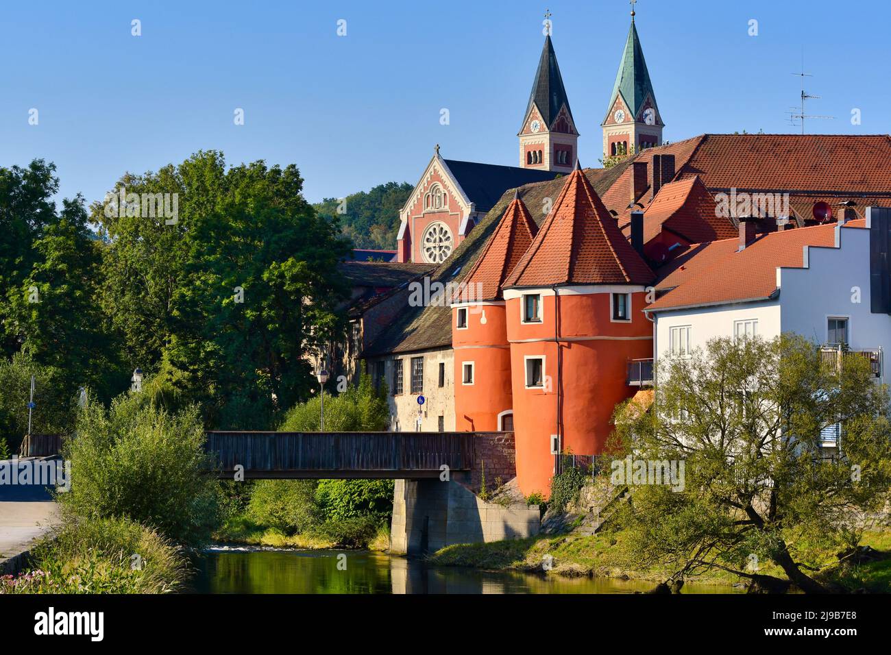 Der farbenfrohe, berühmte Biertor mit der Brücke über den Regen in Cham, einer Stadt in der Oberpfalz, Bayern, Deutschland. Eine Kirche im Hintergrund. Stockfoto