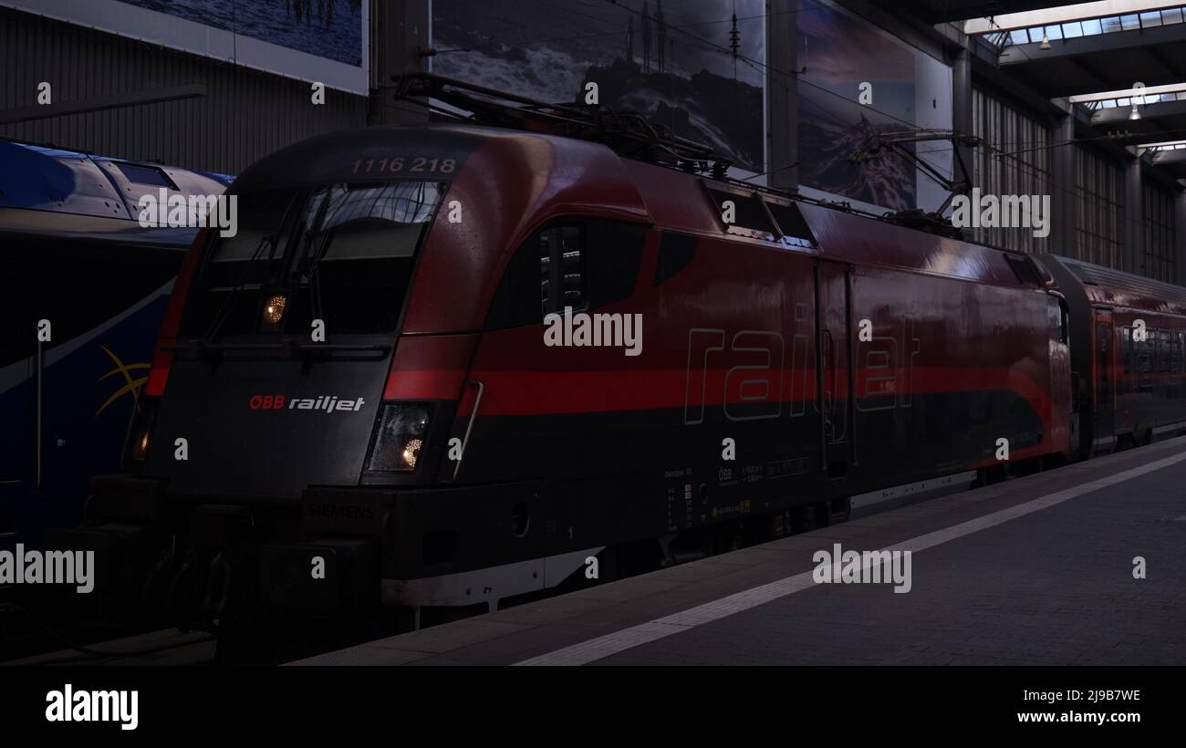 Rot Schwarz Personenzug parkt im Bahnhof in Deutschland Stockfoto