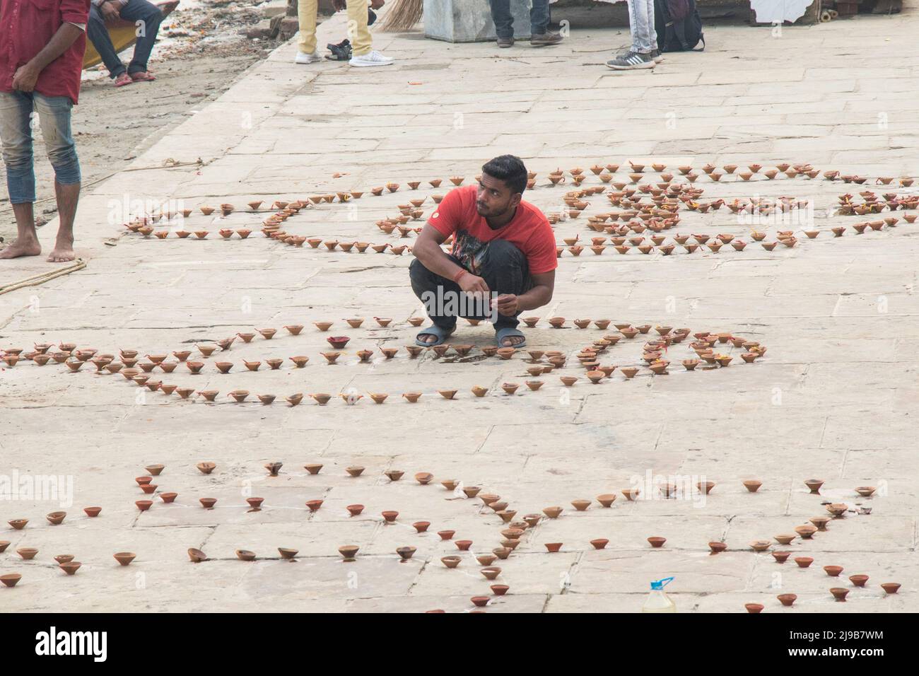 Dekoration von leerer Diya oder irdenen Lampe in varanasi indien während der DEV diwali Feier Stockfoto