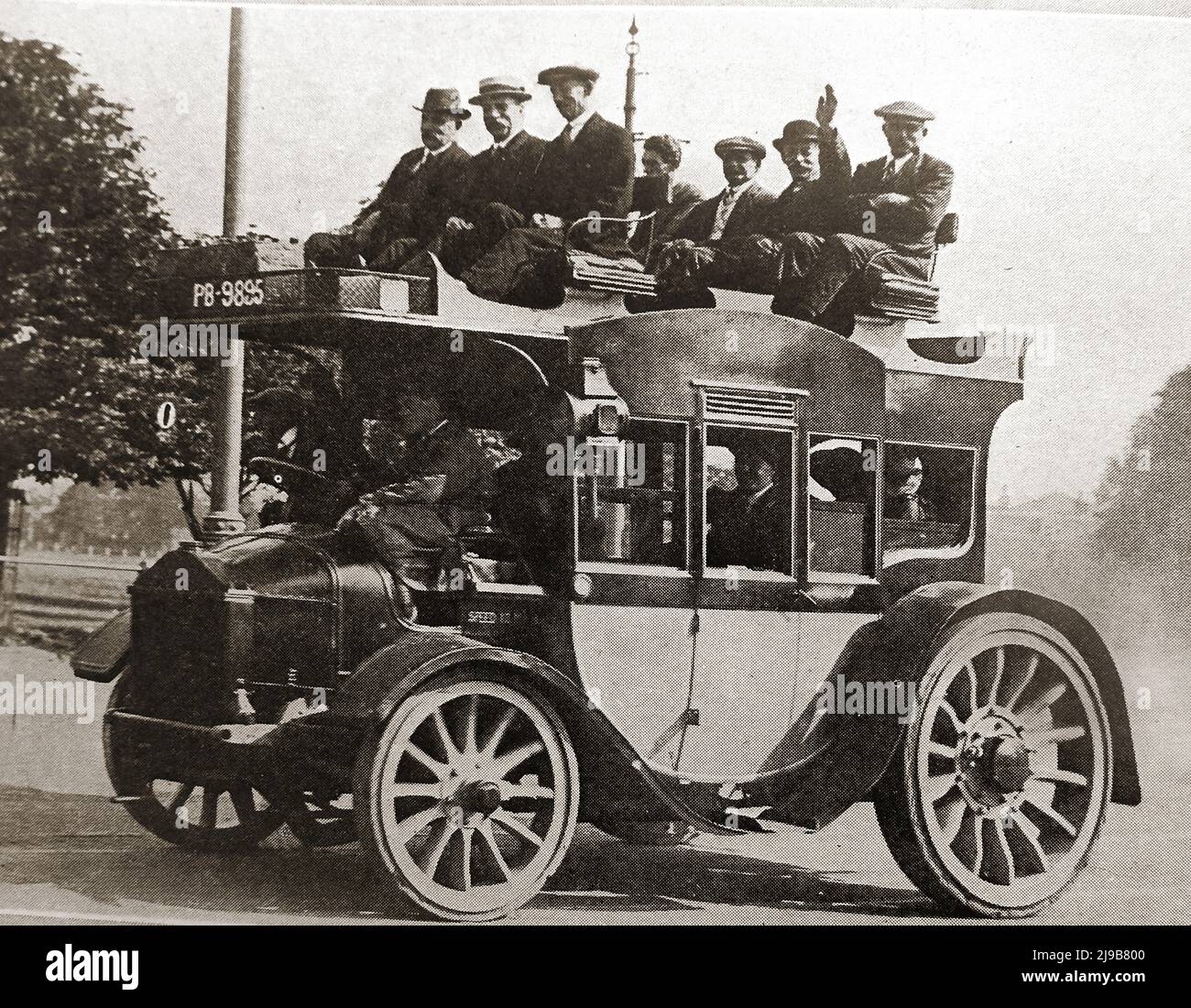 Ein altes Bild aus dem Jahr c1930s von einem Doppeldecker-Reisebus, der Passagiere zu Ascot-Rennen bringt Stockfoto