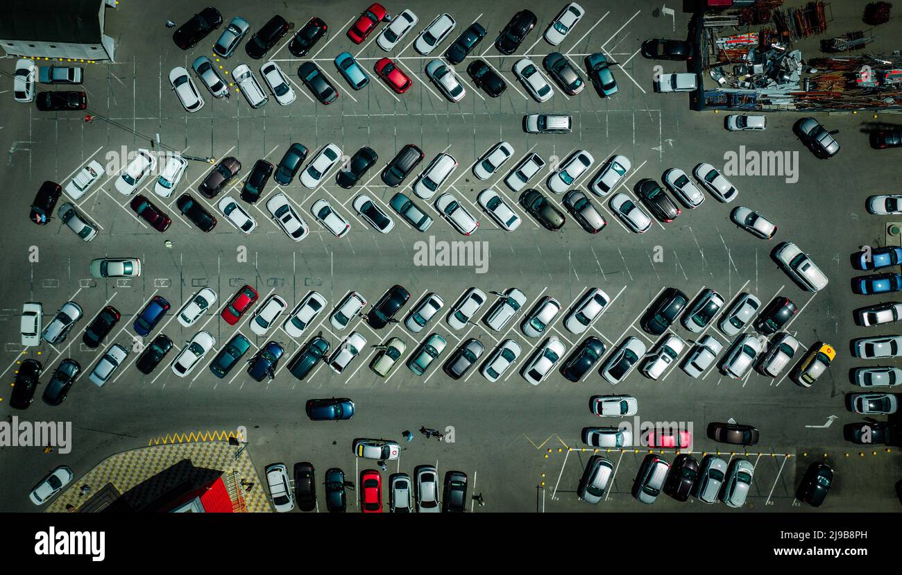 Draufsicht von oben von Drohne auf Parkplatz mit vielen Autos Stockfoto