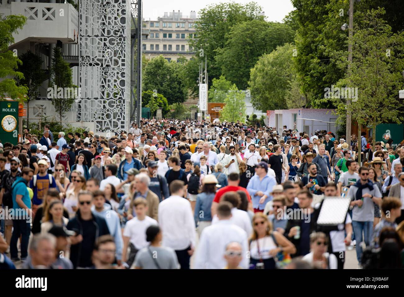 Paris, Frankreich. 22.. Mai 2022. Tennis: Grand Slam, French Open. Zuschauer laufen um den Turnierplatz im Stade Roland Garros. Quelle: Frank Molter/dpa/Alamy Live News Stockfoto