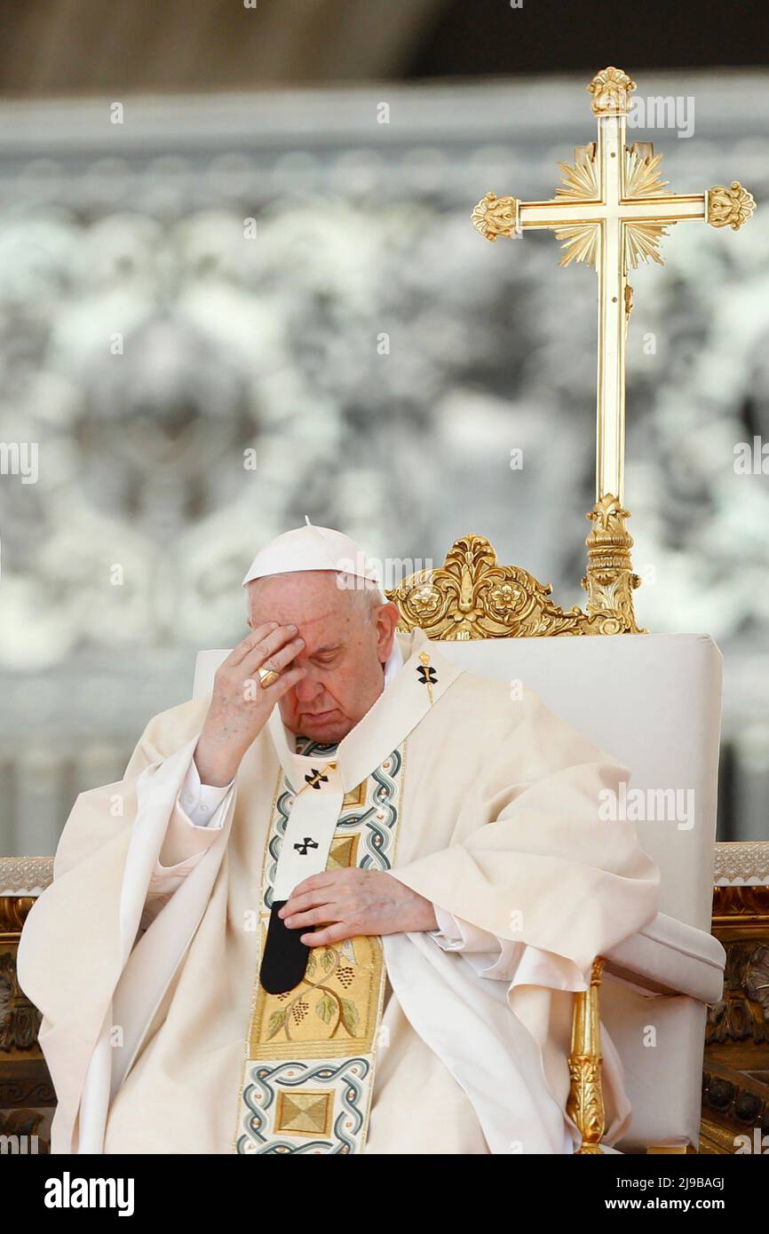 Vatikanstadt, Vatikan, 15.. Mai 2022. Papst Franziskus nimmt an einer Heiligsprechung von zehn neuen Heiligen auf dem Petersplatz Teil. Stockfoto