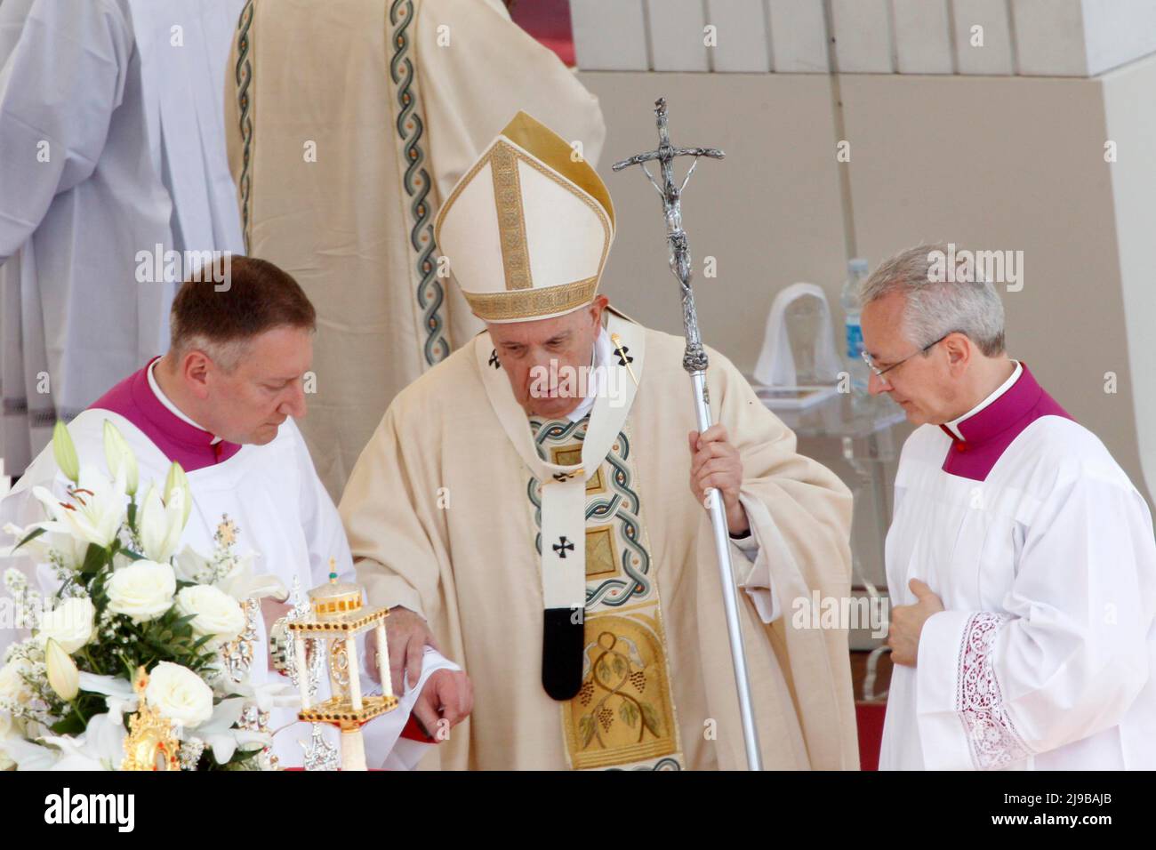 Vatikanstadt, Vatikan, 15.. Mai 2022. Papst Franziskus nimmt an einer Heiligsprechung von zehn neuen Heiligen auf dem Petersplatz Teil. Stockfoto