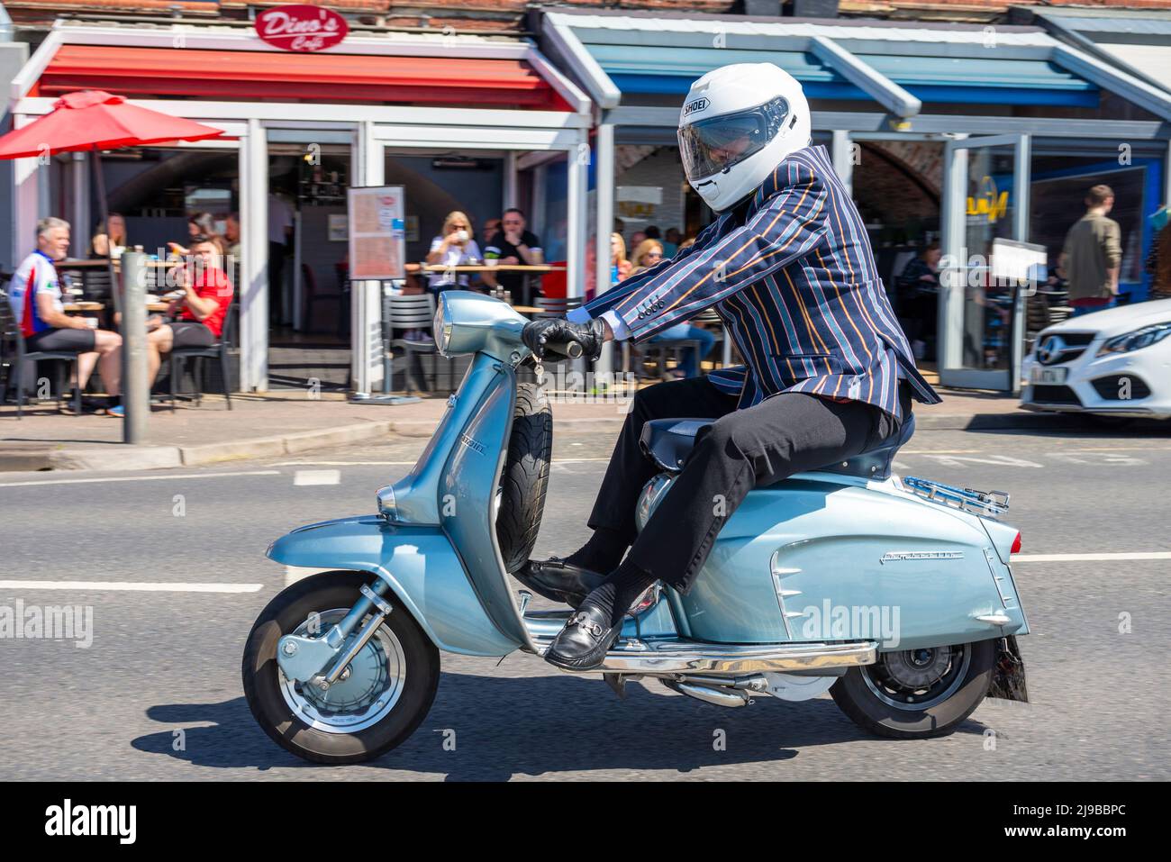 Southend on Sea, Essex, Großbritannien. 22.. Mai 2022. Die Stadt am Meer, heute City, ist kein Fremder von Motorradfahrten, aber der berühmte Gentleman’s Ride ist für den eleganten Fahrer konzipiert, bei dem Motorradfahrer beider Geschlechter in den Geist der Kleidung eintauchen, die dem Thema entspricht, wobei viele auf Oldtimer- und Oldtimer-Motorrädern stehen. Die Fahrer versammelten sich bei Shoeburyness, bevor sie an der Strandpromenade von Southend entlang fuhren. Die Veranstaltung hat Geld für die Gesundheitsorganisationen der Movember-Männer gesammelt und ist nur eine von vielen ähnlichen Fahrgeschäften, die weltweit stattfinden. Lambretta Stockfoto