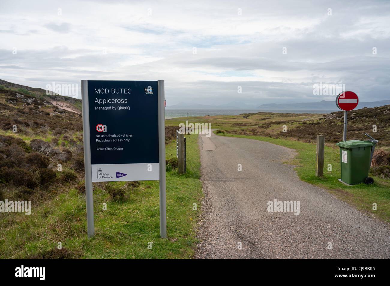 Schild für MOD Butec in Applecross, Schottische Highlands. Kein Einfahrtsschild und Pfad führt zum Verteidigungsministerium Land und öffentlichen Zugang zum Sands Beach. Stockfoto