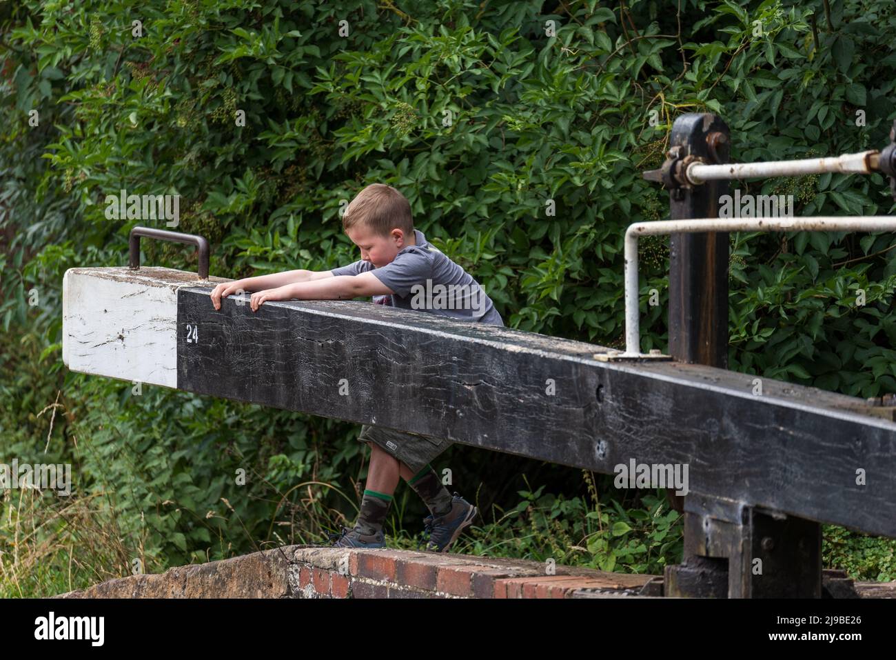 Ein kleiner Junge, der am Oxford-Kanal Schleusentore öffnet Stockfoto