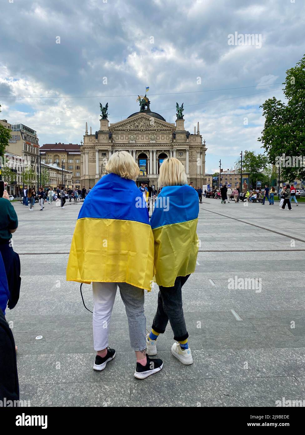 Lviv, Ukraine 14.05.2022 - zwei ukrainische Patriotin bleiben mit ukrainischer Flagge dicht beieinander Stockfoto