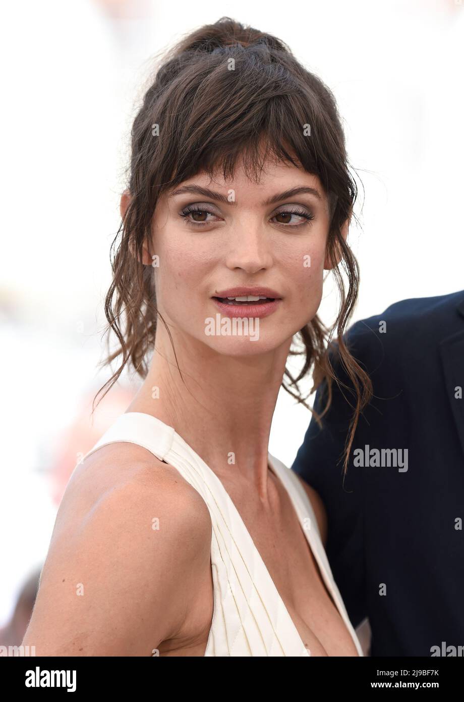 22..Mai 2022. Cannes, Frankreich. Charlbi Dean nimmt an der Fotoschau Triangle of Traurigkeit Teil, die im Rahmen der Filmfestspiele von Cannes 75., Palais de Festival, Cannes, stattfand. Quelle: Doug Peters/EMPICS/Alamy Live News Stockfoto