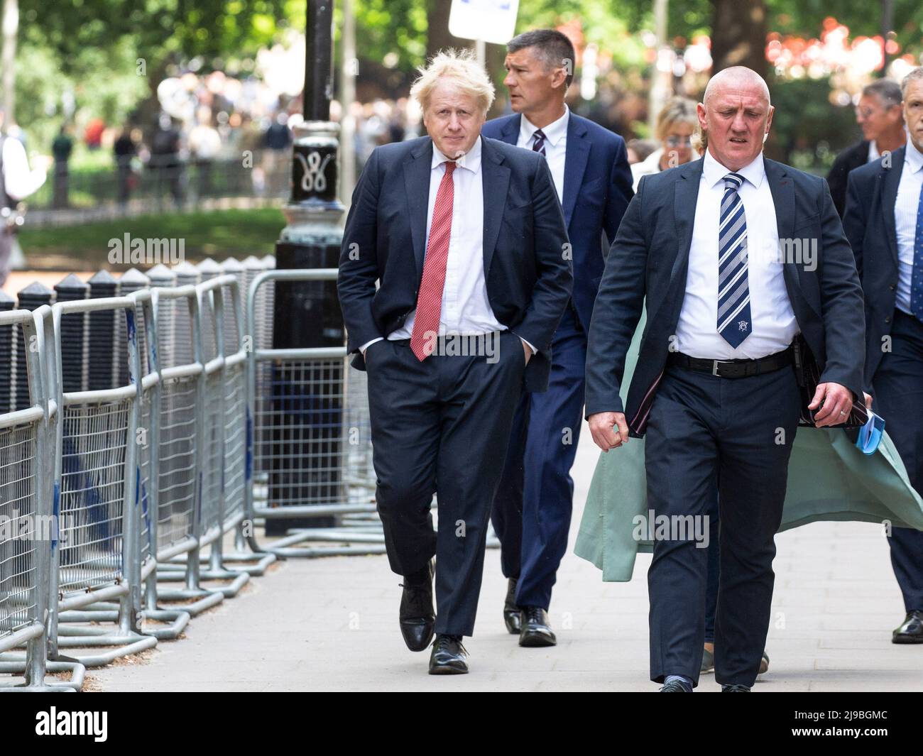 London - 19/05/2022.der britische Premierminister Boris Johnson wird als Metrop von der Downing Street im Zentrum Londons zu Fuß zum Tory Party Head Quarters gehen sehen Stockfoto