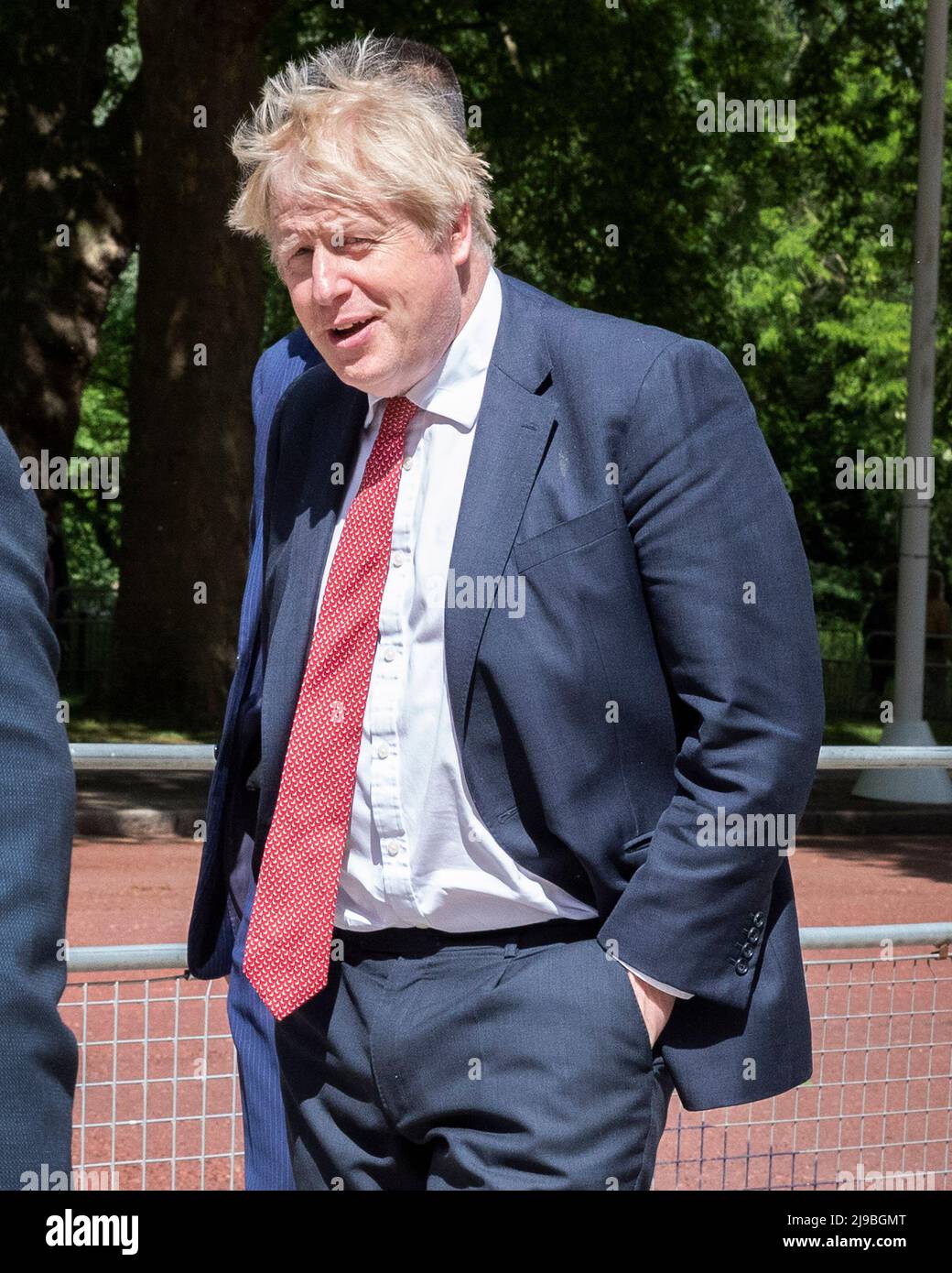 London - 19/05/2022.der britische Premierminister Boris Johnson wird als Metrop von der Downing Street im Zentrum Londons zu Fuß zum Tory Party Head Quarters gehen sehen Stockfoto