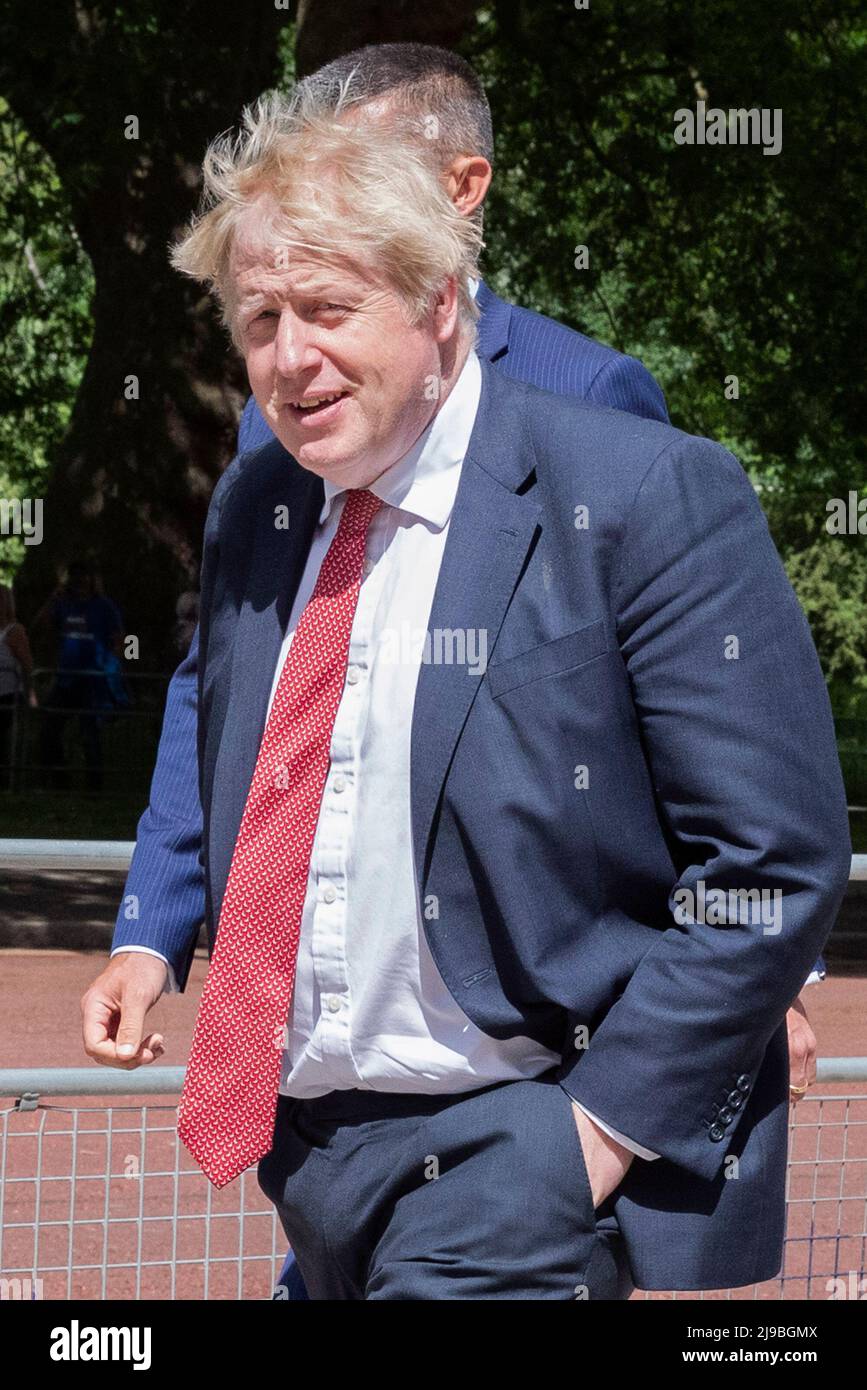 London - 19/05/2022.der britische Premierminister Boris Johnson wird als Metrop von der Downing Street im Zentrum Londons zu Fuß zum Tory Party Head Quarters gehen sehen Stockfoto