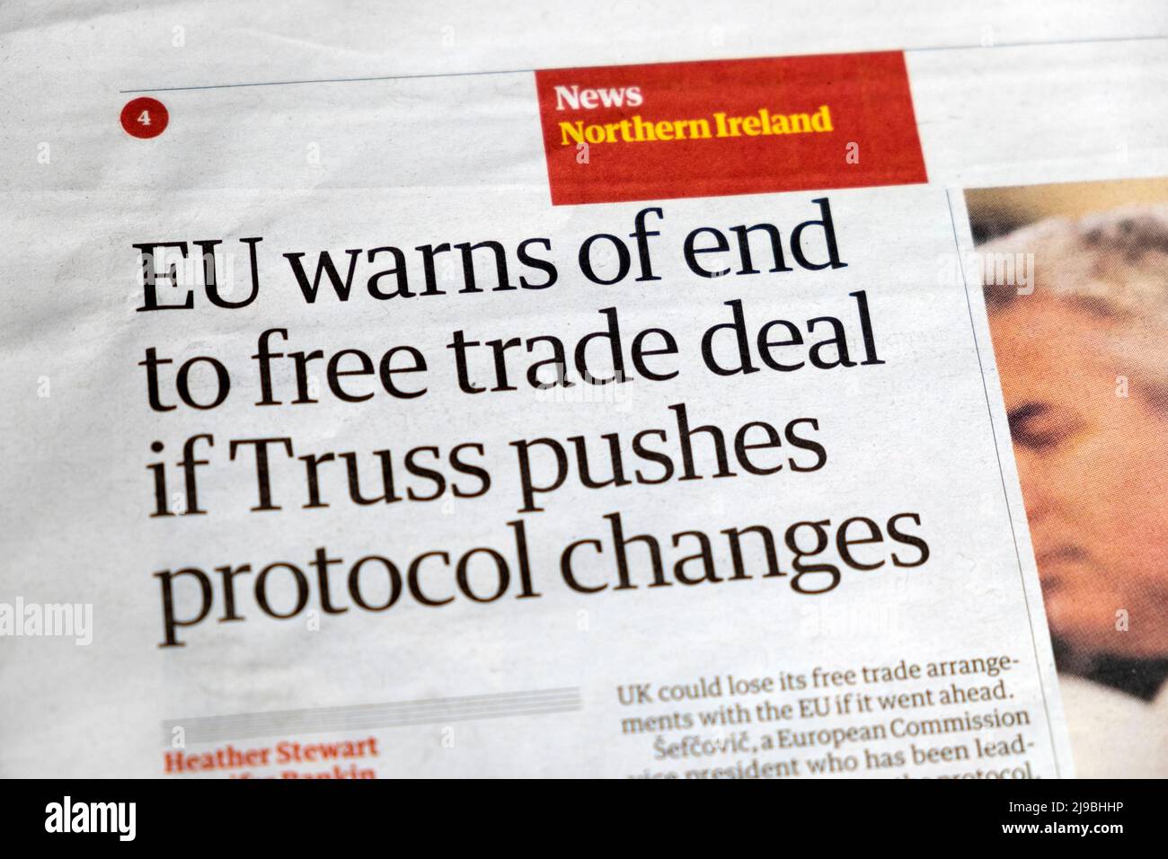 „Die EU warnt vor einem Ende des Freihandelsabkommen, wenn Truss Protokolländerungen vorantreibt“ Nordirland in der Schlagzeile der Zeitung Guardian 18 May 2022 London UK Stockfoto