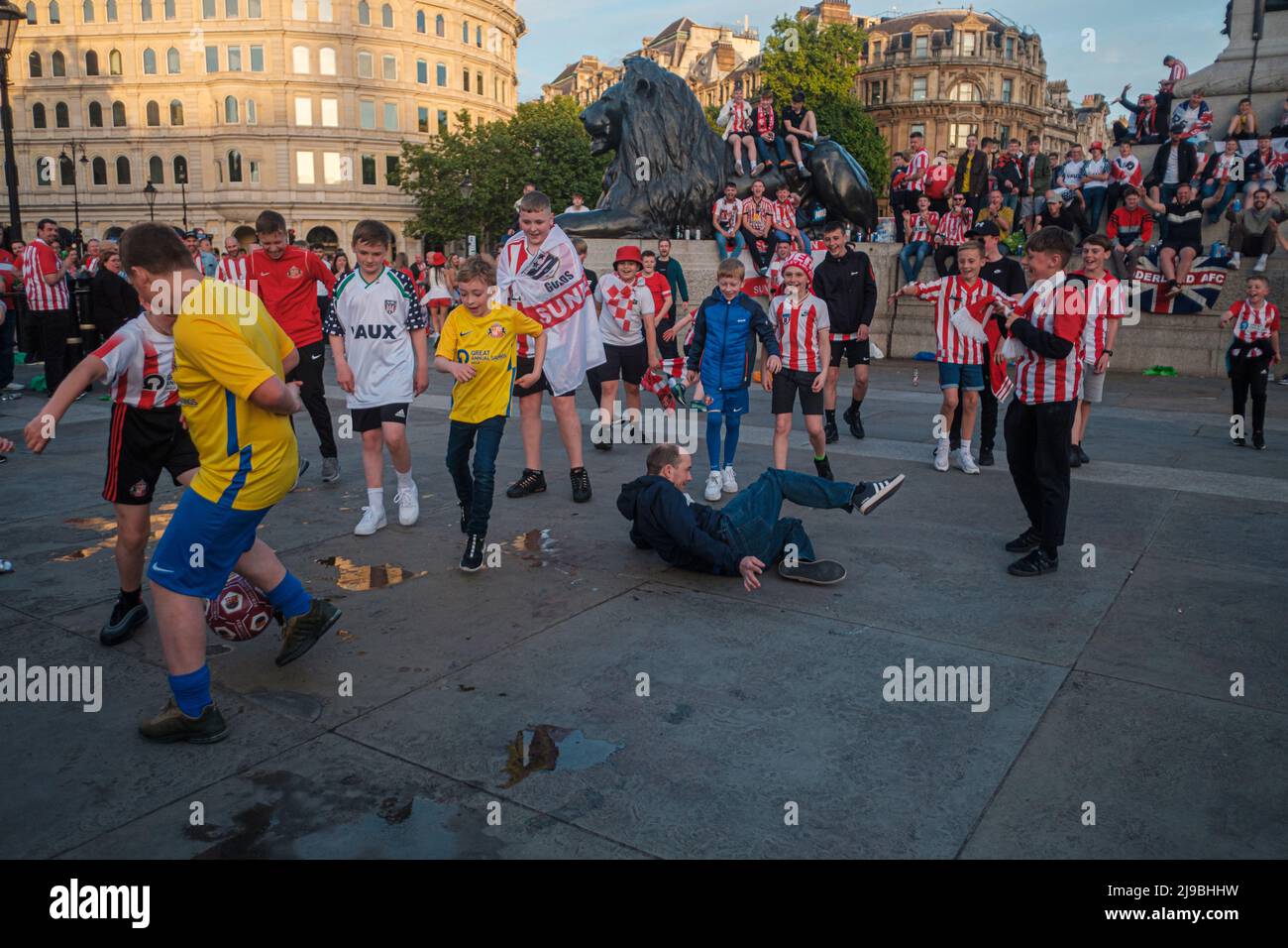 21/05/22, Sunderland AFC-Fans feiern bis in die Nacht auf dem Trafalgar Square, nachdem sie zur Meisterschaft befördert wurden Stockfoto