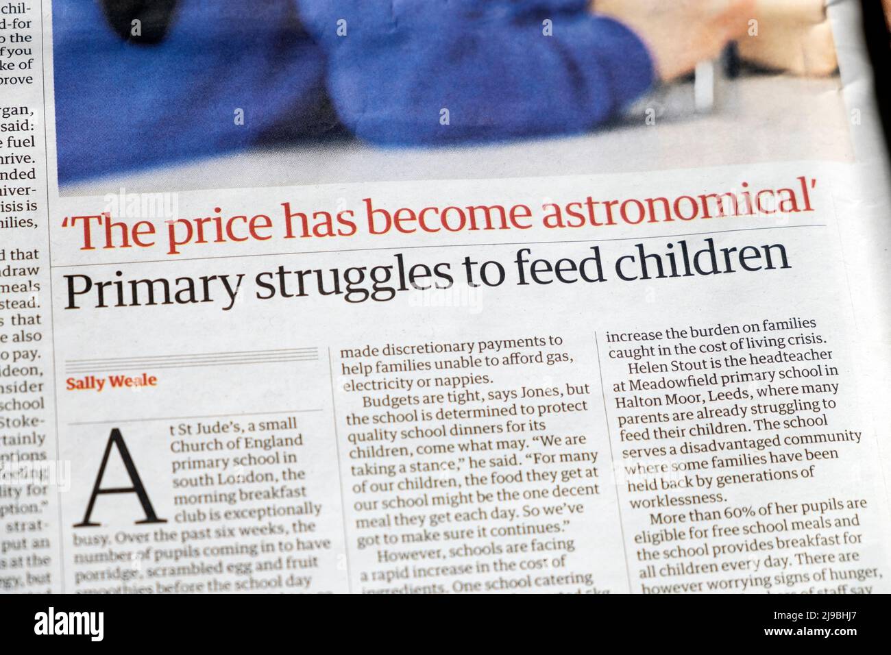 „Der Preis ist astronomisch geworden“ „Primary Struggles to Feed children“ Headline-Clipping der Zeitung Guardian 18 May 2022 London UK Stockfoto