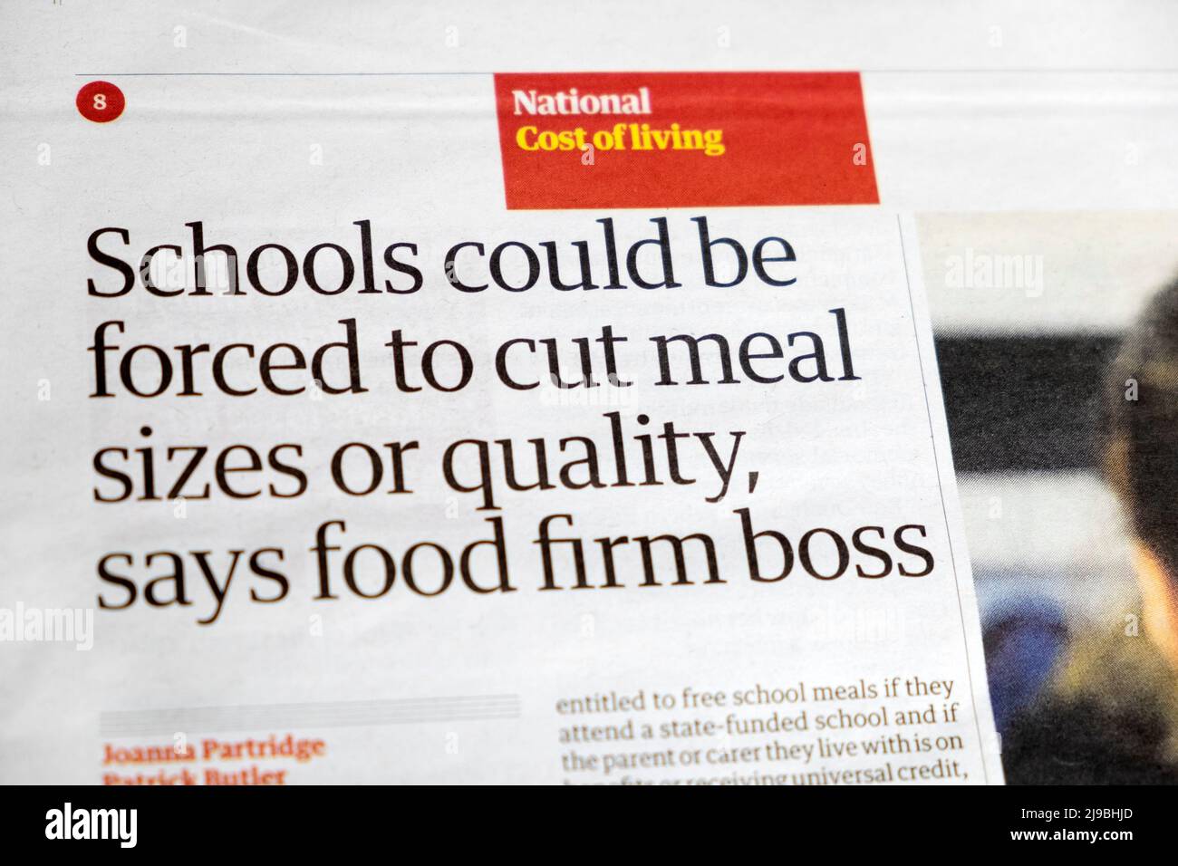 „Schulen könnten gezwungen werden, die Essensgröße oder -Qualität zu reduzieren“, sagt Chef des Lebensmittelunternehmens. Zeitung Guardian titelt die Kosten für den Lebensunterhalt 18. Mai 2022 London Großbritannien Stockfoto