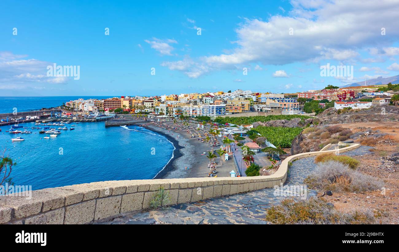 Playa San Juan, Guia de Isora, Spanien - 8. Dezember 2019: Strandpromenade am Meer und Strand in Playa San Juan auf Teneriffa Stockfoto