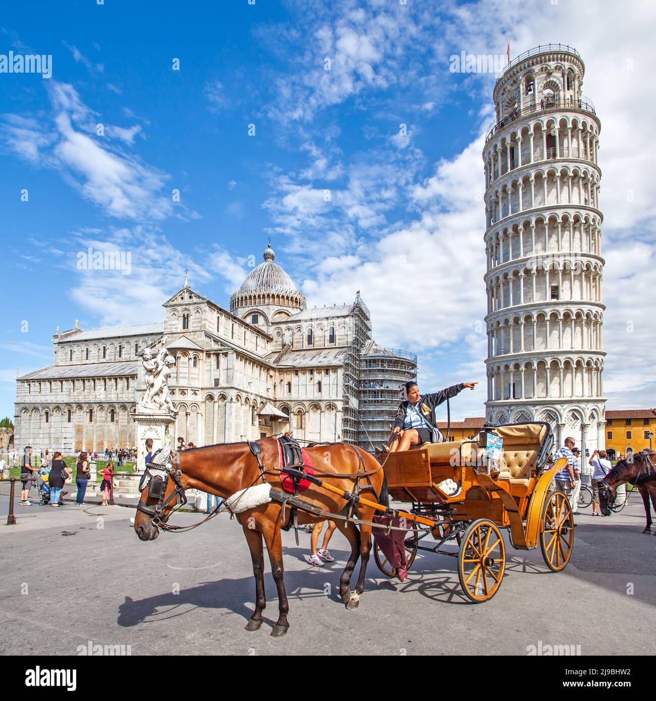 Pisa, Italien - 3. September 2014: Touristenwagen in der Nähe der Kathedrale von Pisa und des Schiefen Turms Stockfoto