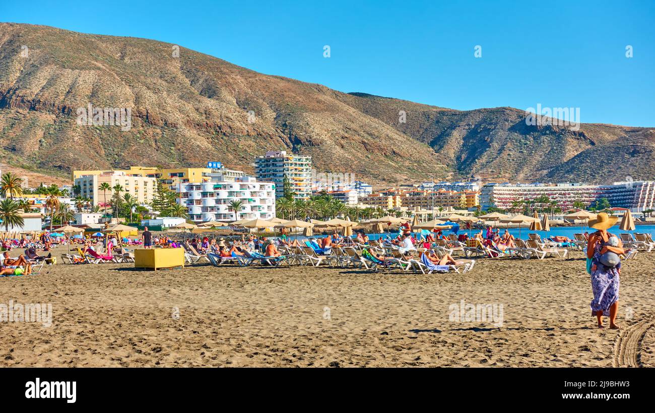 Los Cristianos, Spanien - 12. Dezember 2019: Hotels und Sandstrand in Los Cristianos auf der Insel Teneriffa, den Kanaren Stockfoto